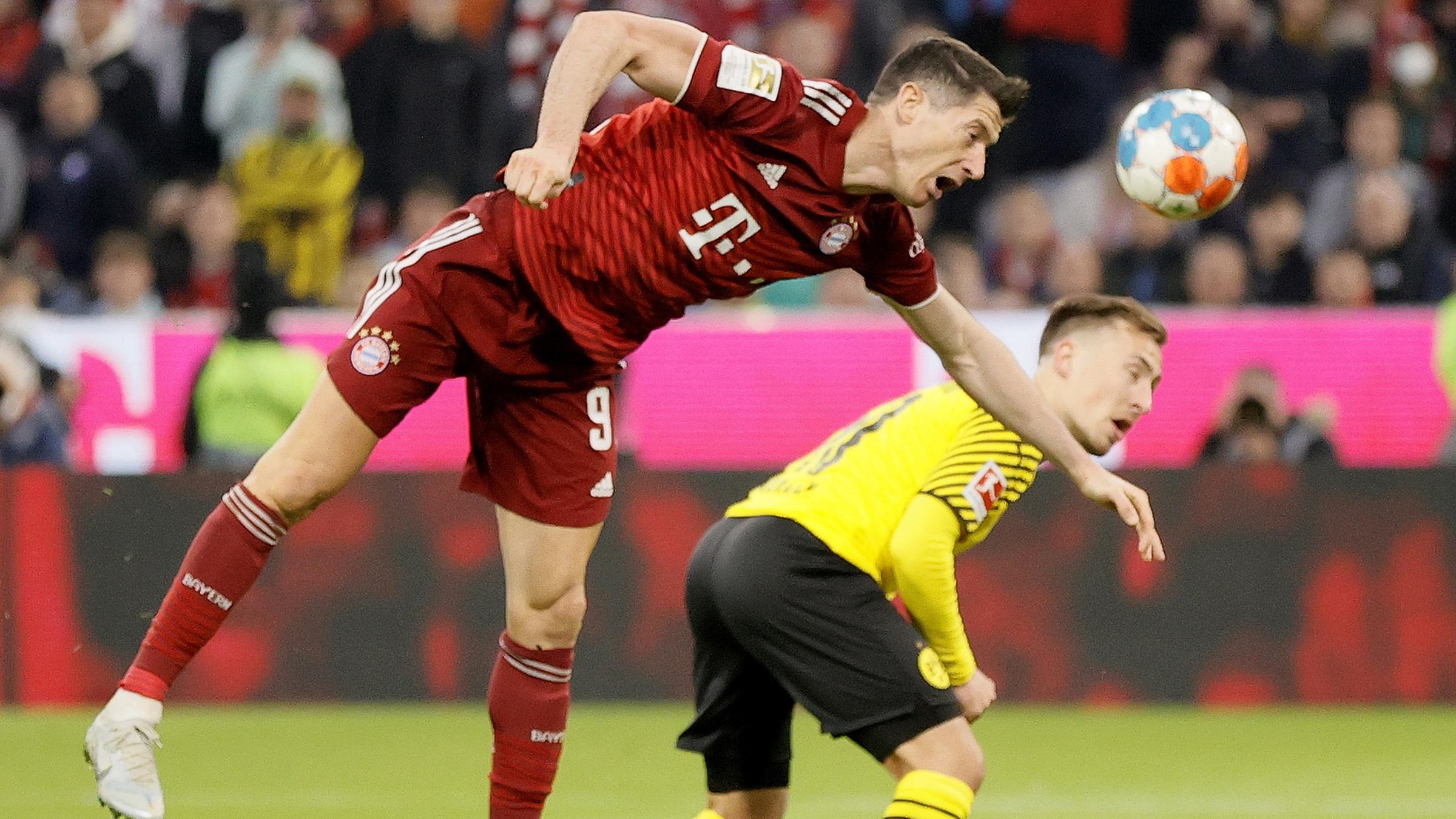 Münchens Robert Lewandowski (l.) in Aktion gegen Dortmunds Felix Passlack (r.).