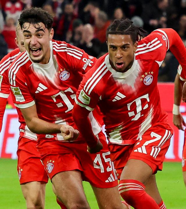 Michael Olise (FC Bayern München) jubelt. 