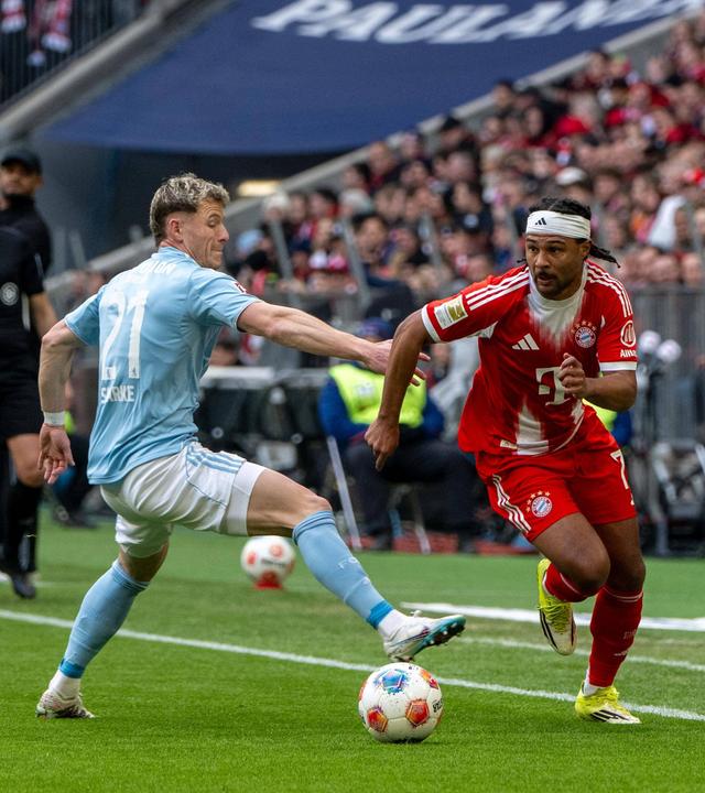 Tim Skarke (1. FC Union Berlin) und Serge Gnabry (Bayern München) kämpfen. 