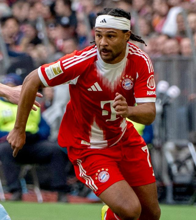 Tim Skarke (1. FC Union Berlin) und Serge Gnabry (Bayern München) kämpfen. 