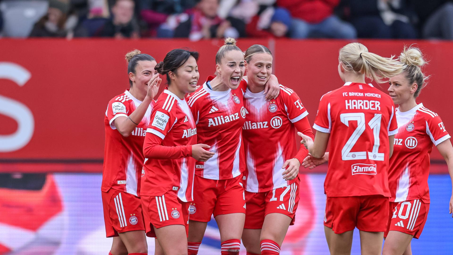 Die Spielerinnen des FC Bayern München jubeln.