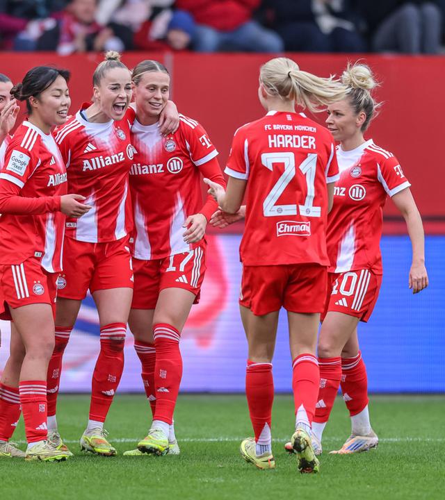 Die Spielerinnen des FC Bayern München jubeln.
