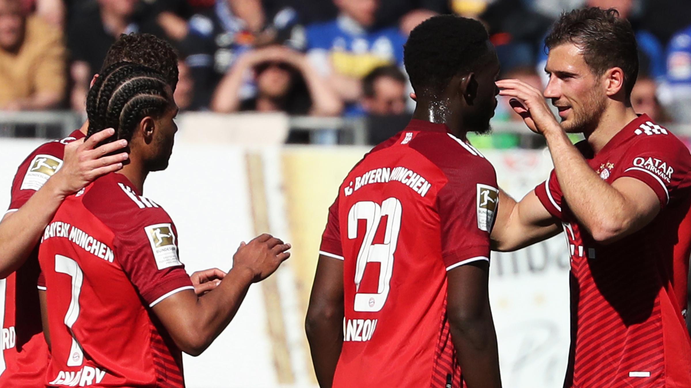 Bayerns Spieler Bejubeln das 2:0 beim Spiel Arminia Bielefeld gegen Bayern München am 17.04.2022