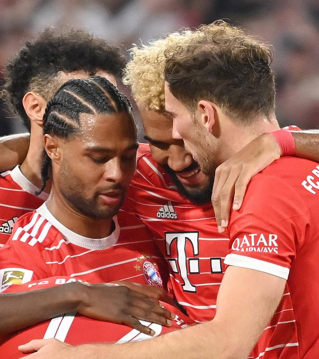 kollektiver Torjubel um Sadio MANE (Bayern Muenchen) nach Tor zum 4-0