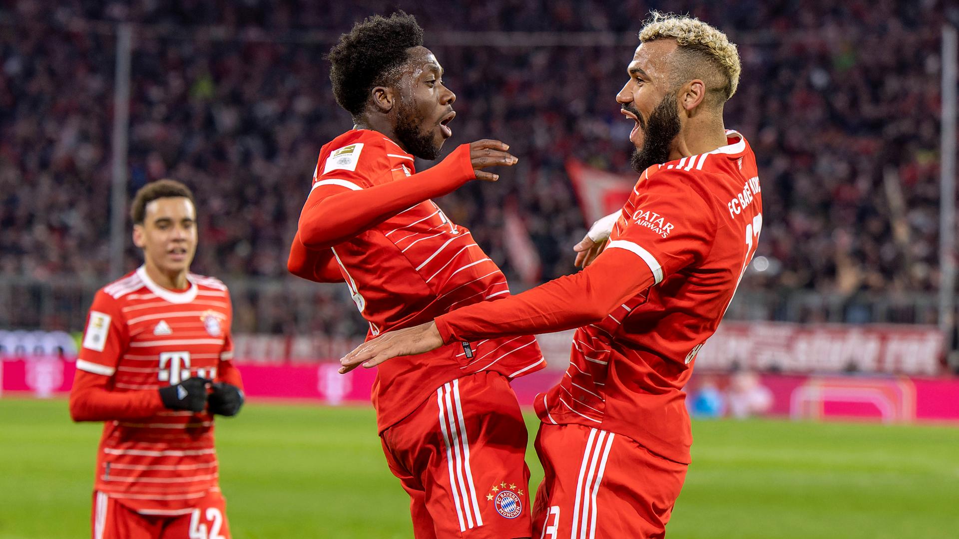 Alphonso Davies (FC Bayern München) mit Torschütze Eric Maxim Choupo-Moting (FC Bayern München)