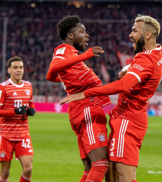 Alphonso Davies (FC Bayern München) mit Torschütze Eric Maxim Choupo-Moting (FC Bayern München)