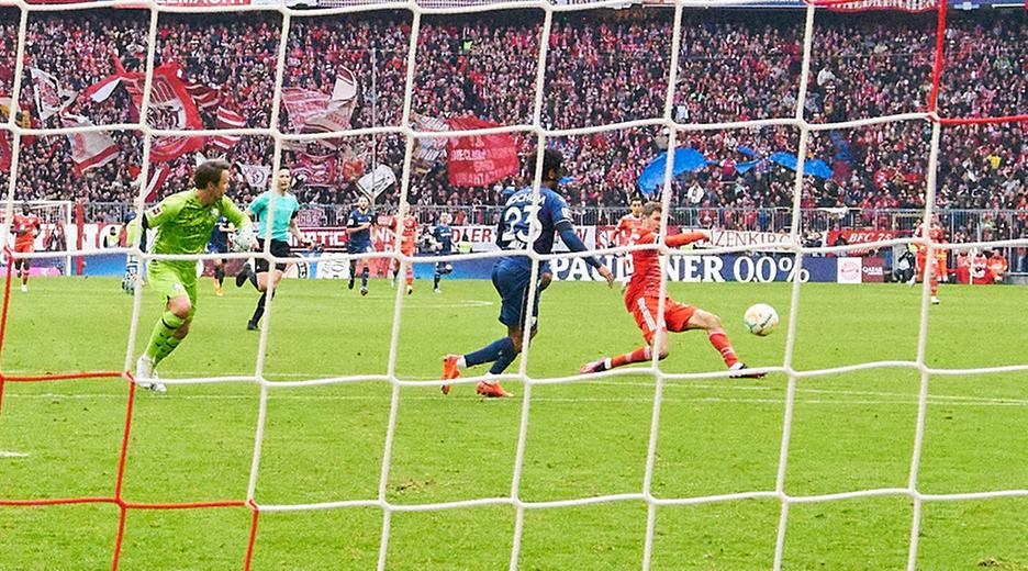 Bayerns Thomas Müller schießt das Tor zum 1:0 im Spiel Bayern München - VfL Bochum am 11.02.2023 in München