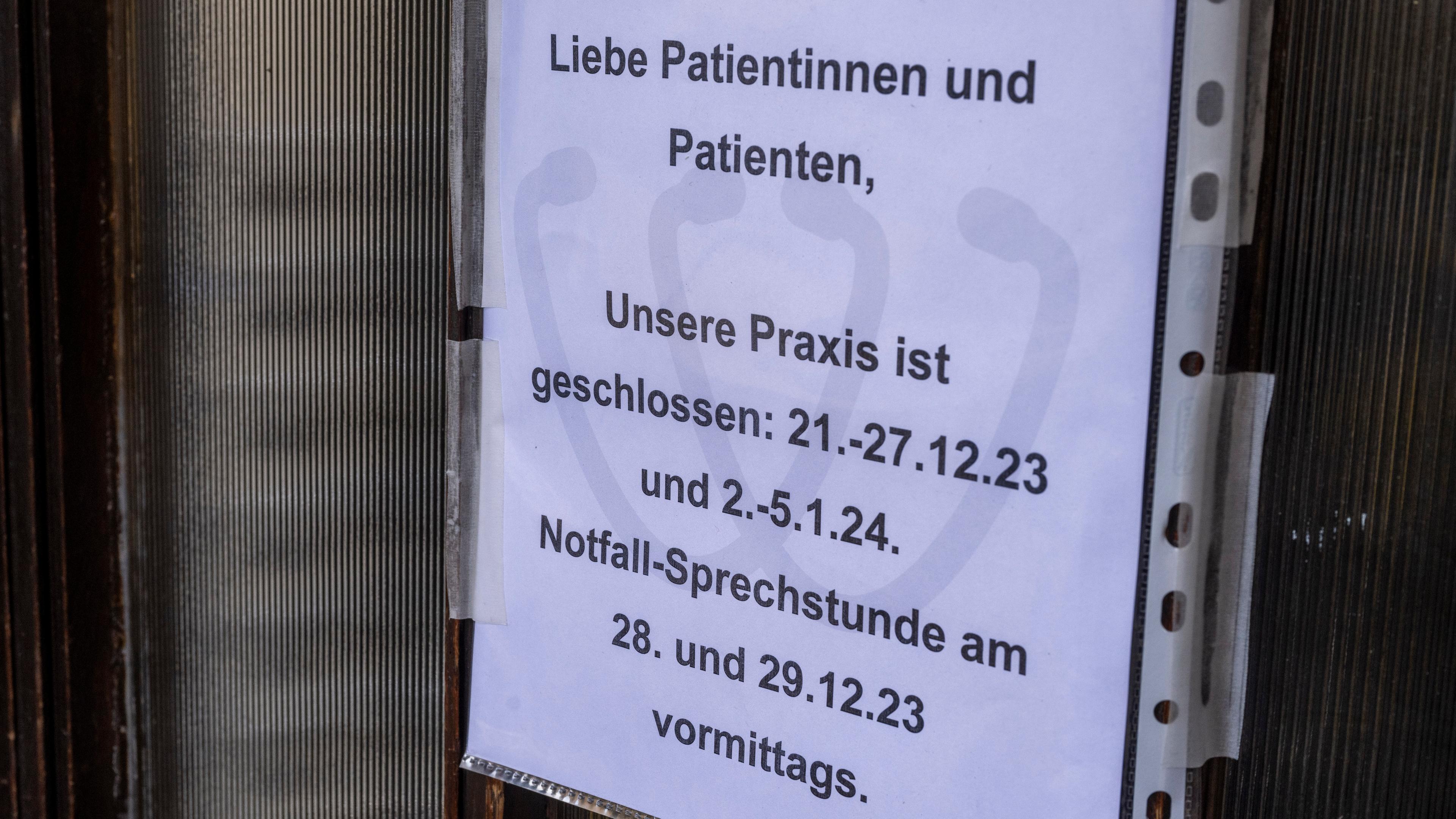 Bayern, München: Ein Aushang an der Tür zu einer Arztpraxis weist darauf hin, dass die Praxis im Stadtteil Haidhausen geschlossen ist.