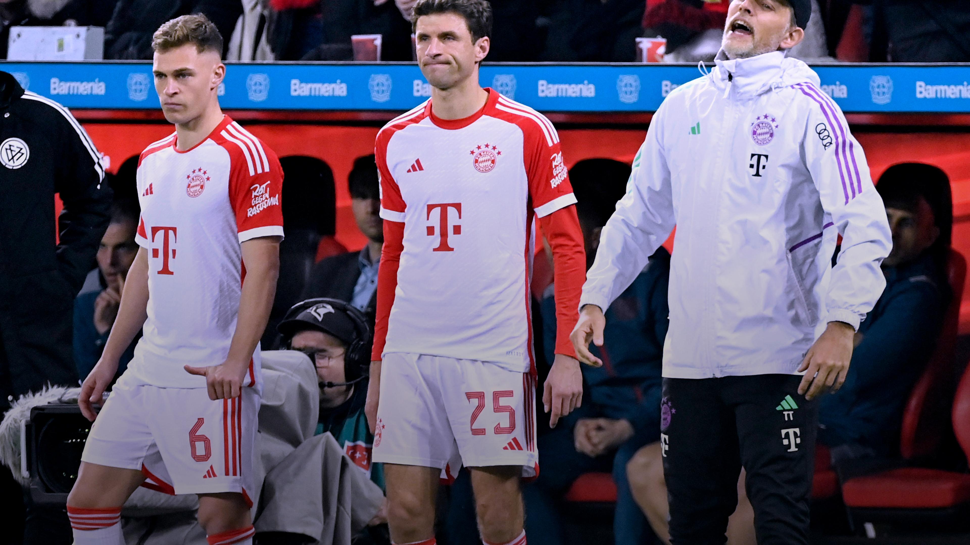 Münchens Trainer Thomas Tuchel  mit Thomas Müller (mitte) und Joshua (links) Kimmich.