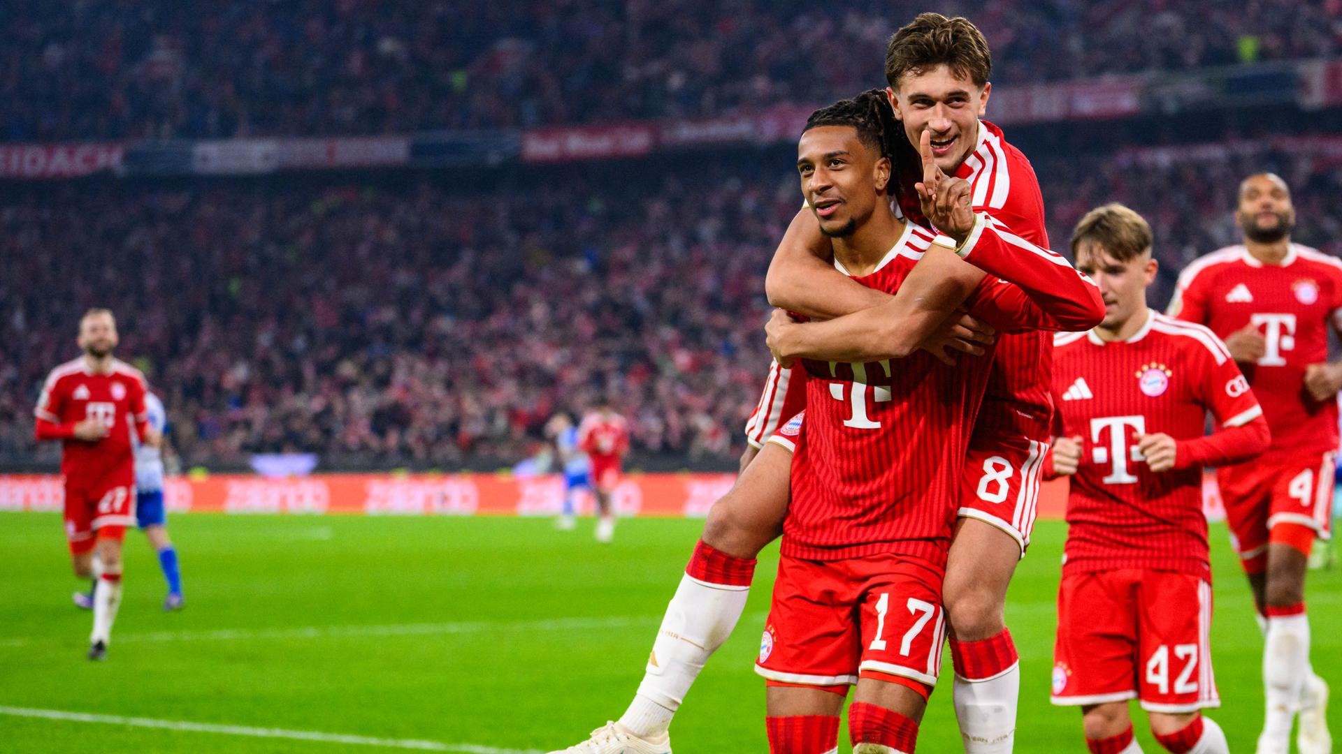 Michael Olise (l.) und Tom Bischof jubeln über das 3:1 für Bayern gegen Magdeburg.