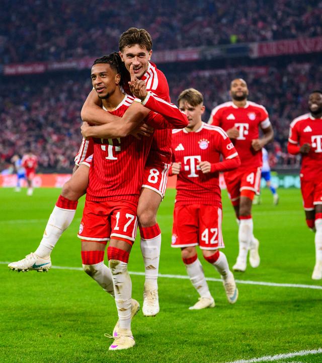 Michael Olise (l.) und Tom Bischof jubeln über das 3:1 für Bayern gegen Magdeburg.