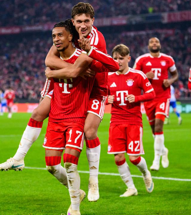 Michael Olise (l.) und Tom Bischof jubeln über das 3:1 für Bayern gegen Magdeburg.