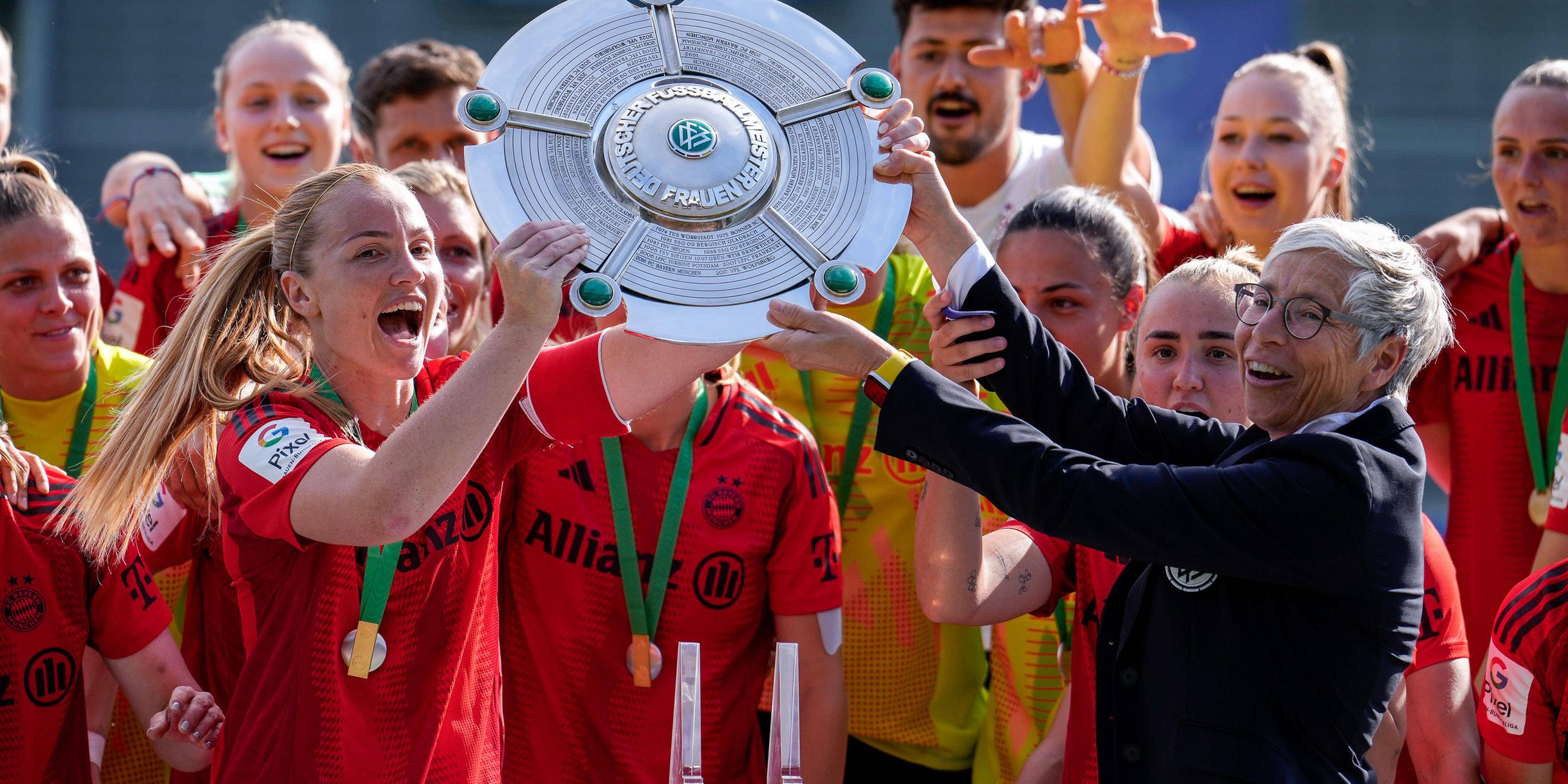 Glodis Perla Viggosdottir von Bayern München bekommt die Meisterschale