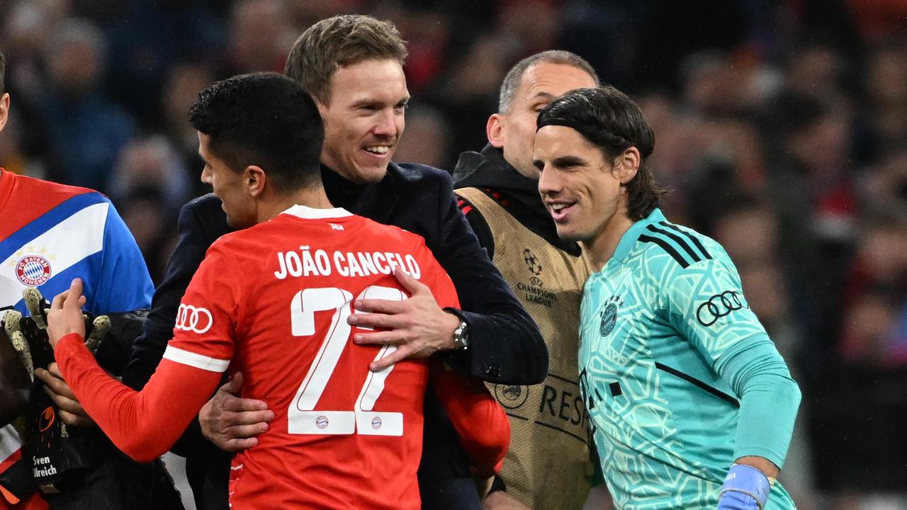 Der Bayern-Trainer Julian Nagelsmann mit Joao Cancelo und Torwart Yann Sommer.