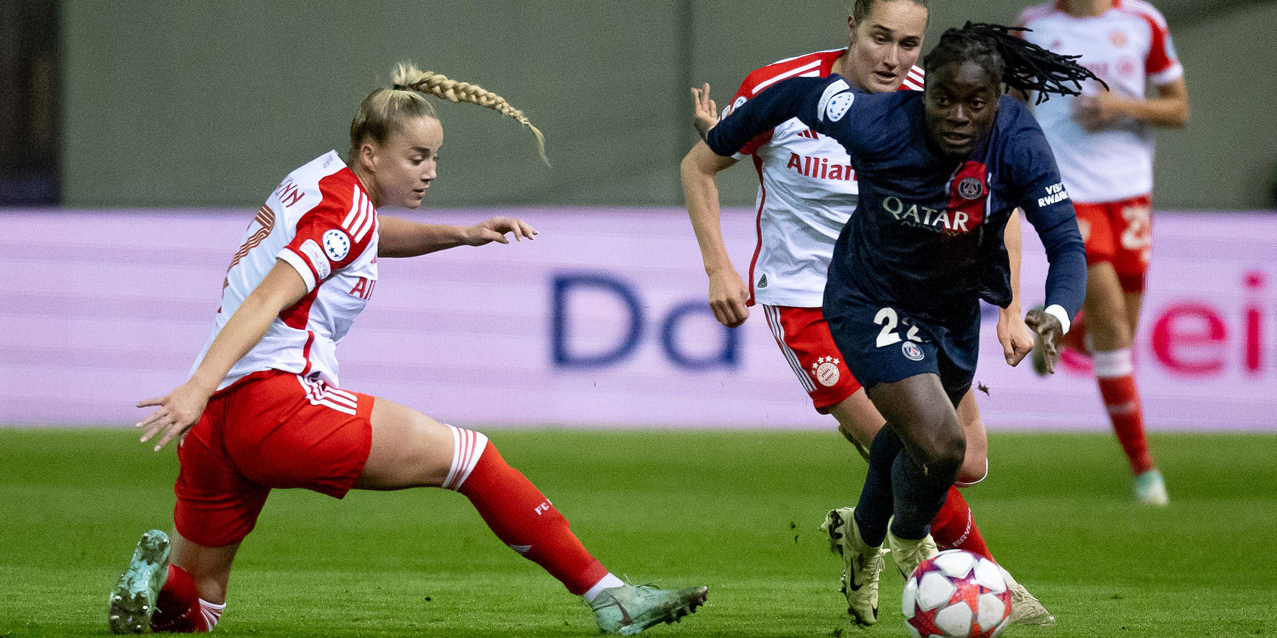 Zweikampf zwischen Giulia Gwinn (FC Bayern Muenchen Frauen, 7) und Sydney Lohmann (FC Bayern Muenchen Frauen, 12) mit Tabitha Chawinga (Paris Saint-Germain, 22).