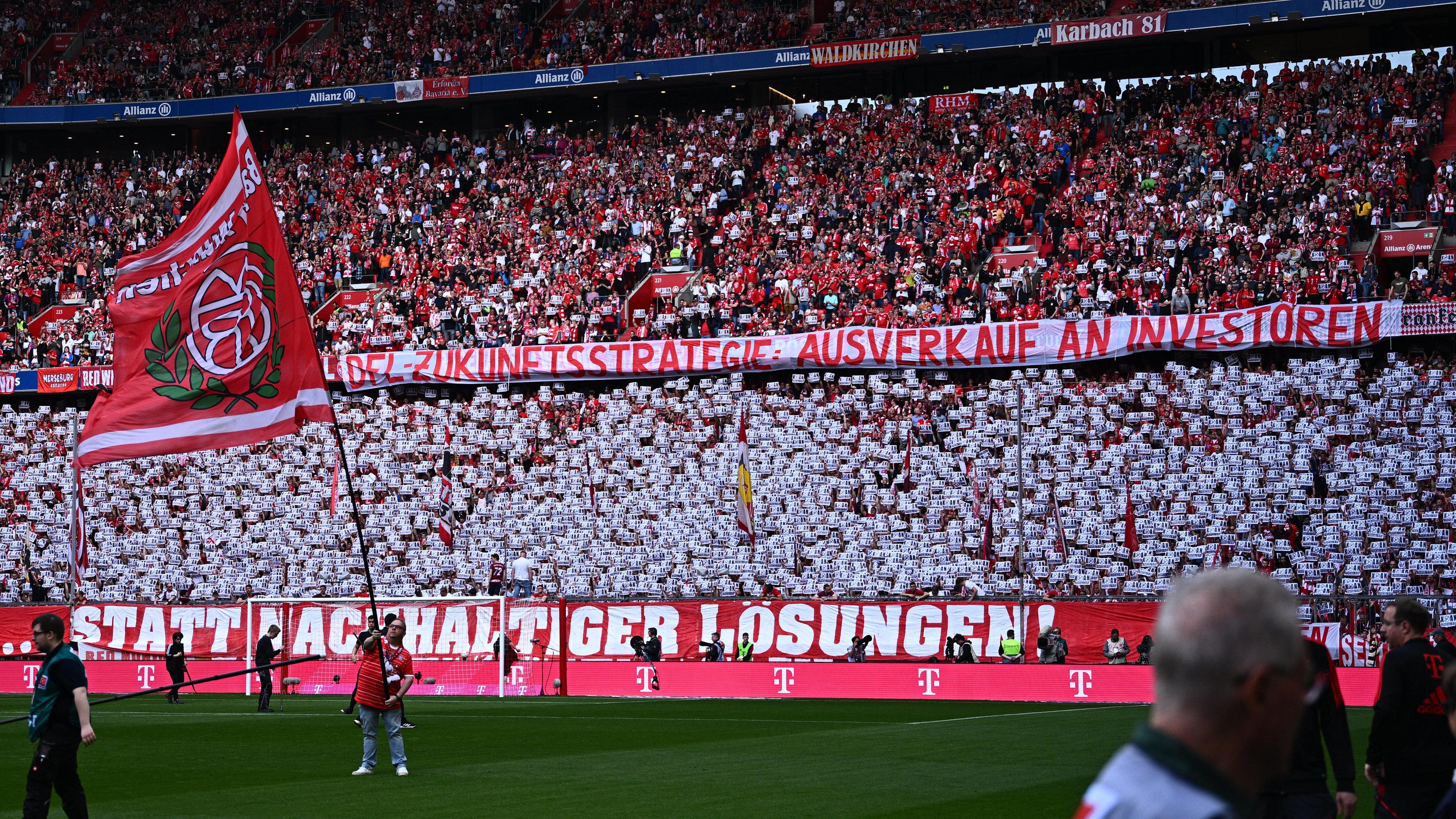 Bayern-Fans zeigen im Spiel gegen Leipzig tausende Schilder mit der Aufschrift "Koan Ausverkauf".