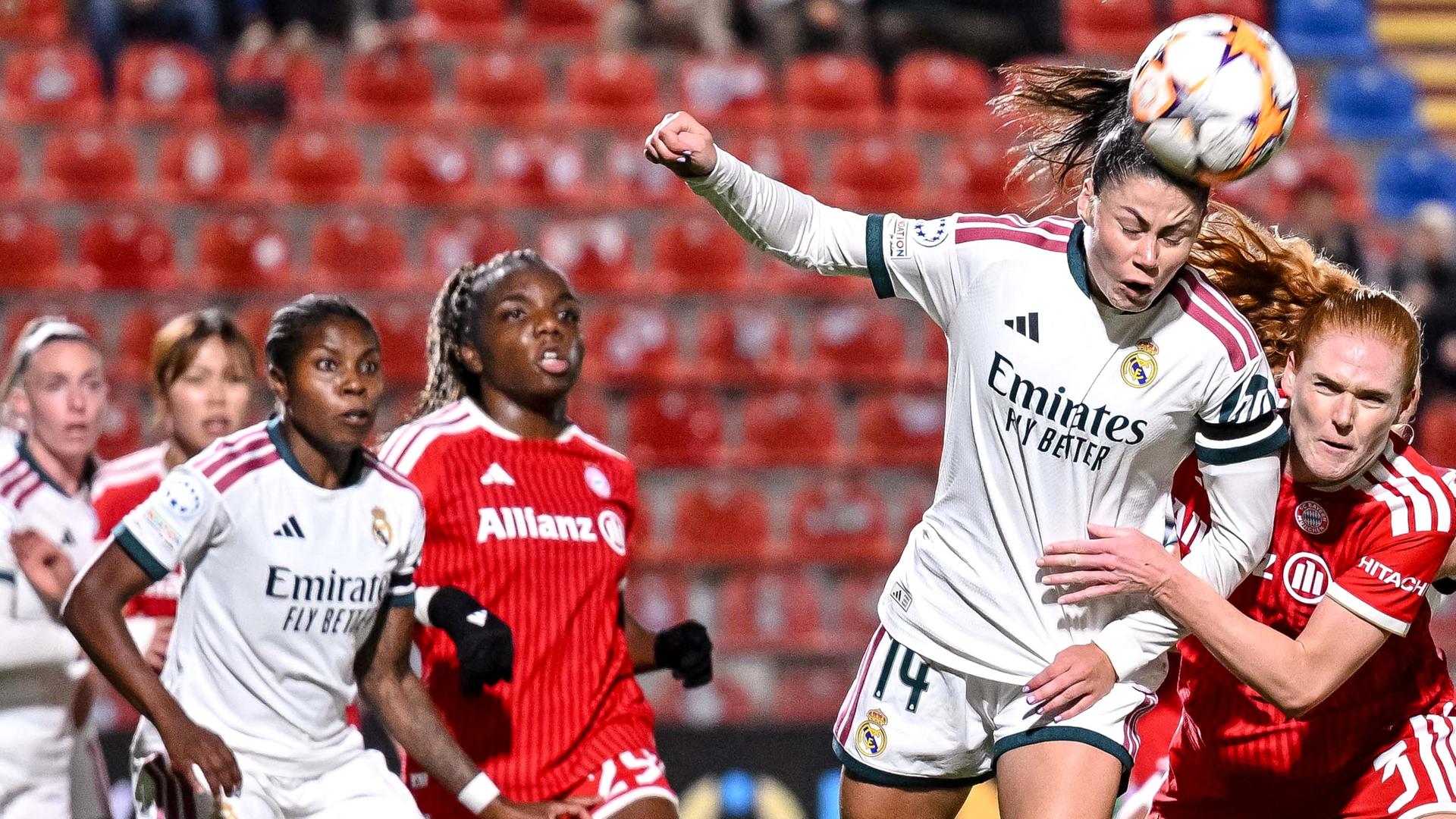 María Méndez von Real Madrid im Duell mit Stine Ballisager vom FC Bayern München.