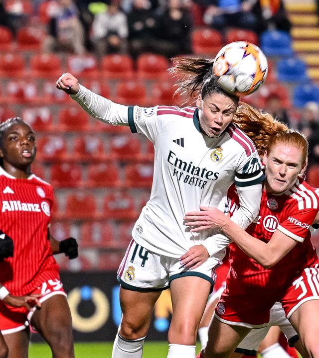 María Méndez von Real Madrid im Duell mit Stine Ballisager vom FC Bayern München.
