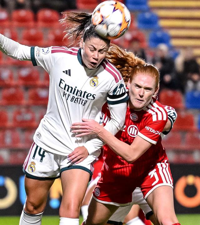 María Méndez von Real Madrid im Duell mit Stine Ballisager vom FC Bayern München.