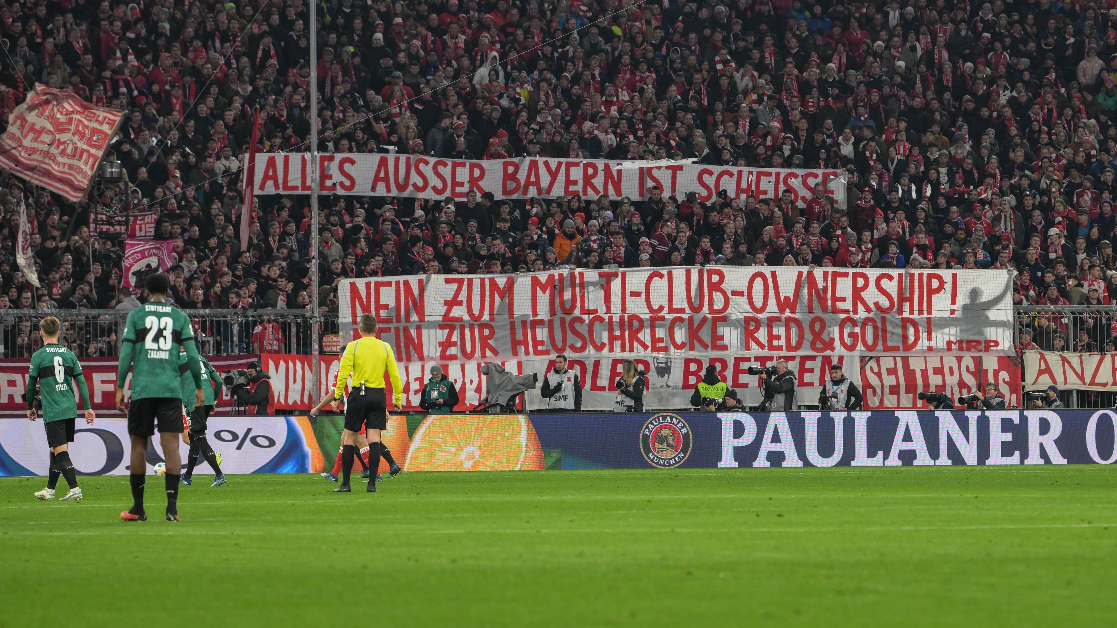 Spruchband gegen das Projekt "Red&Gold" des FC Bayern