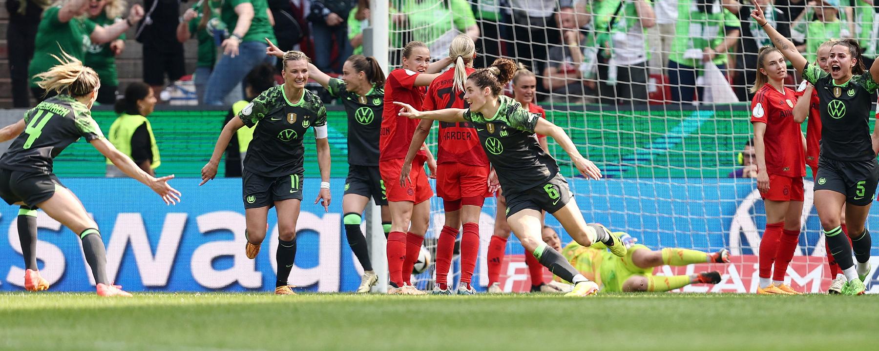 Dominique Janssen (Wolfsburg) jubelt mit ihrem Team.