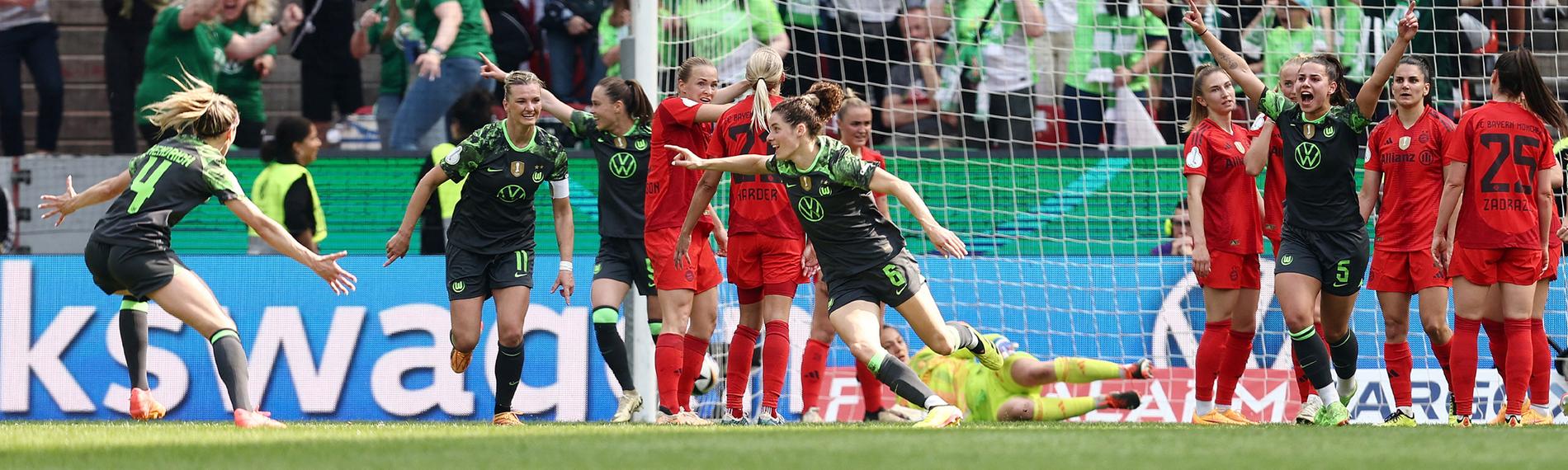 Dominique Janssen (Wolfsburg) jubelt mit ihrem Team.