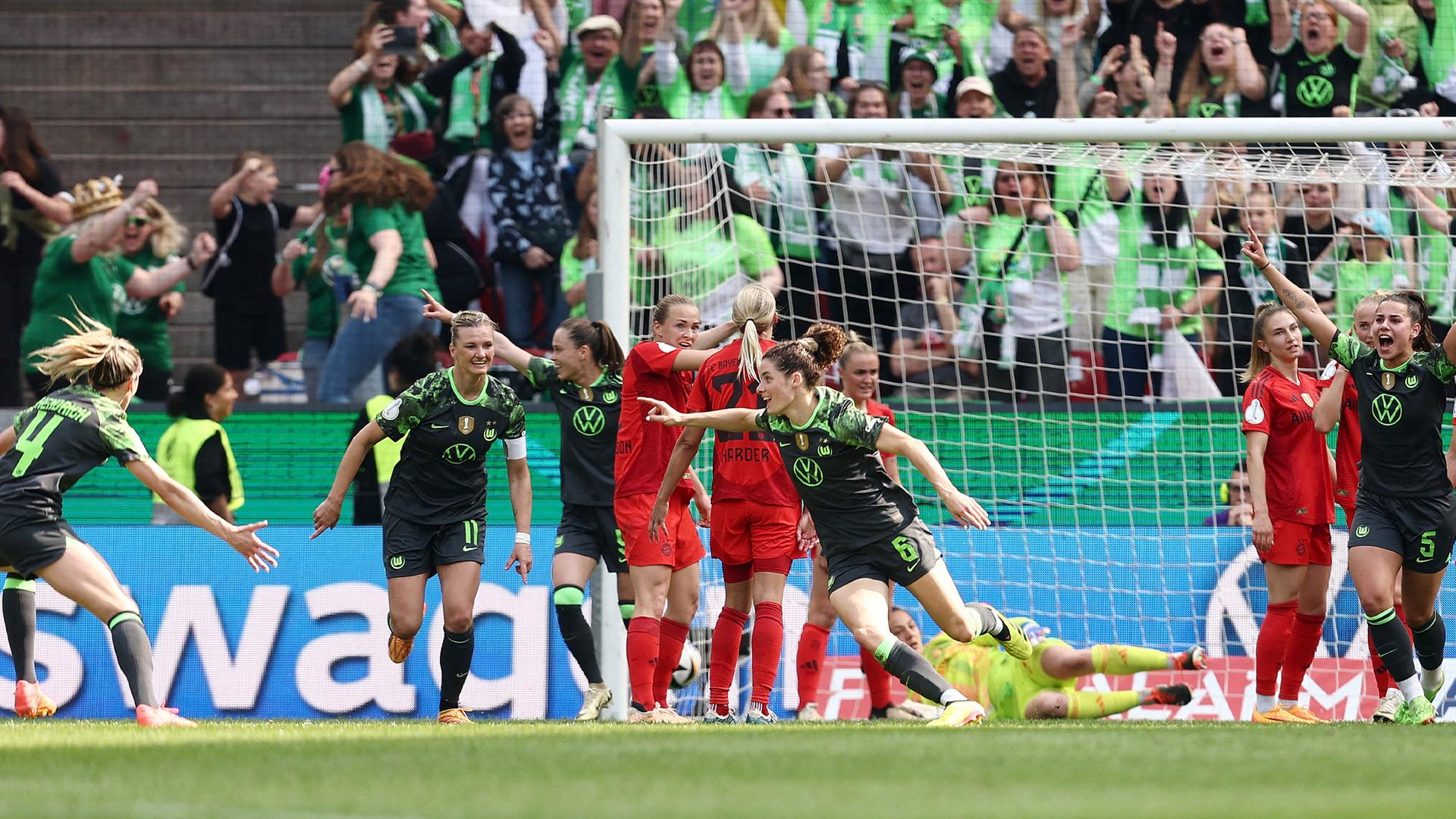 Dominique Janssen (Wolfsburg) jubelt mit ihrem Team.