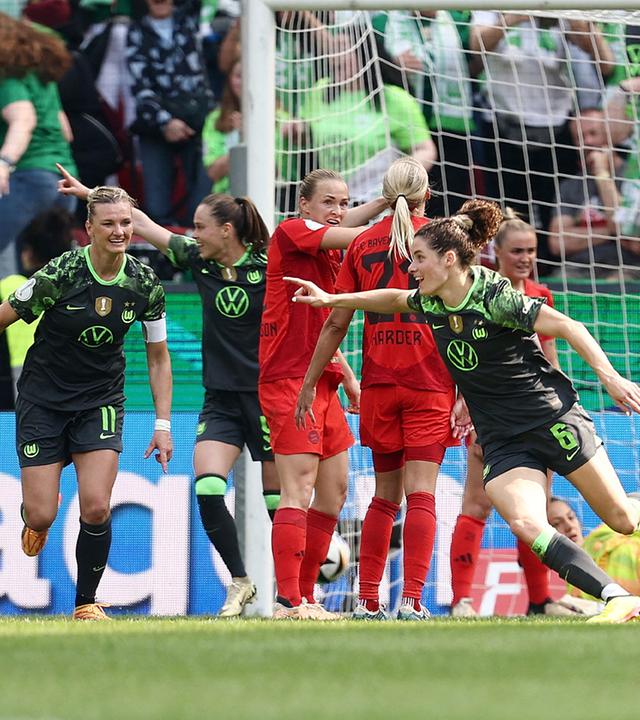 Dominique Janssen (Wolfsburg) jubelt mit ihrem Team.