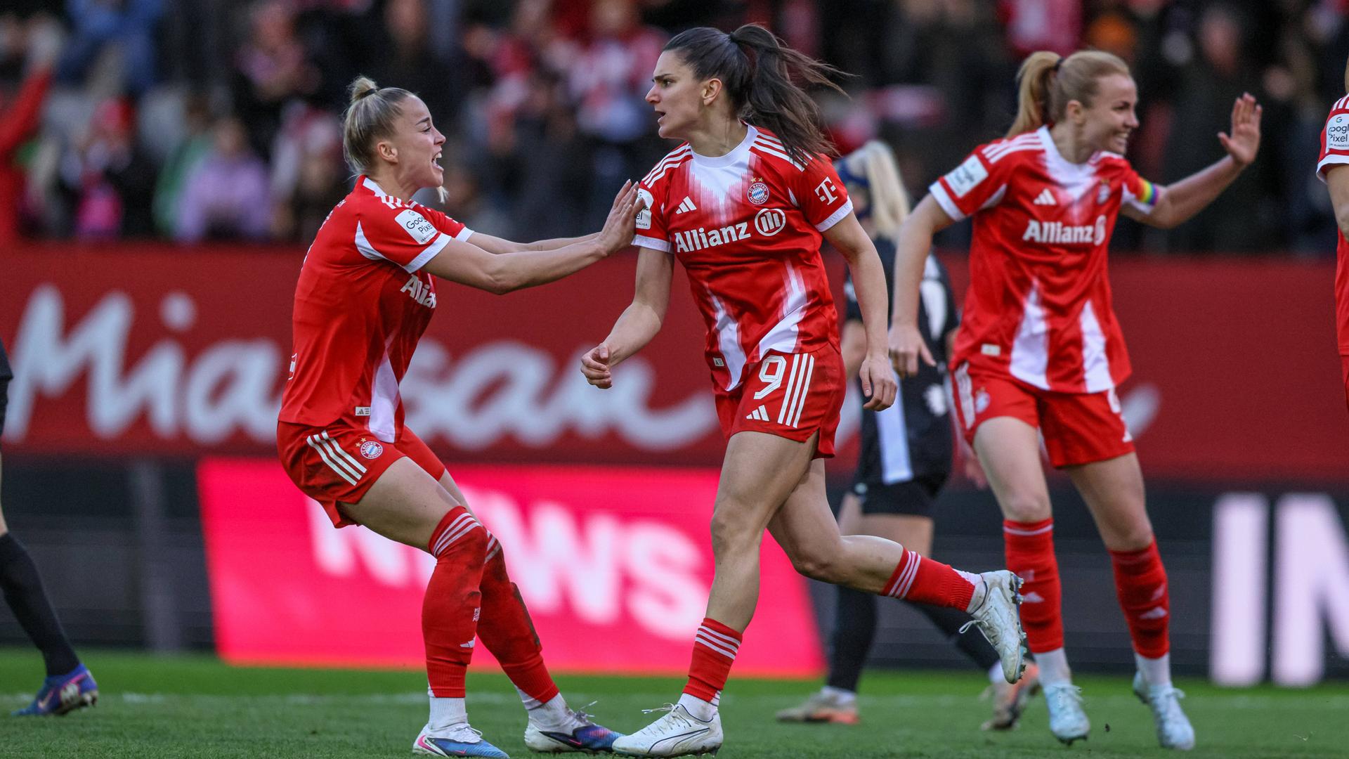 Jovana Damnjanović (FC Bayern München) jubelt. 