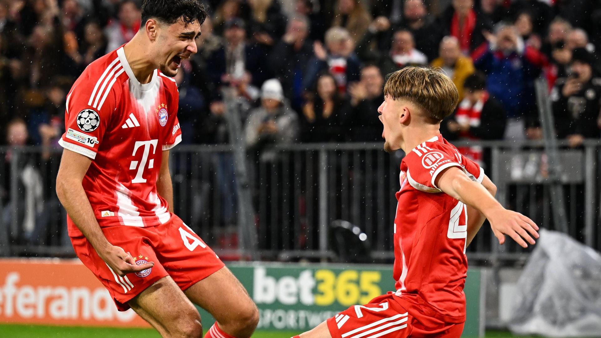 Karl Lennart feierte im Spiel gegen FC Brügge gemeinsam mit Aleksandar Pavlović.