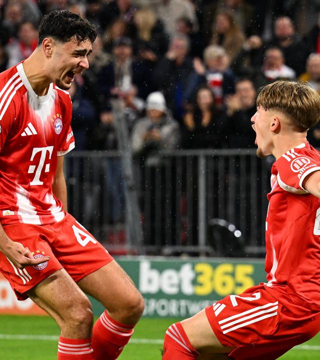 Karl Lennart feierte im Spiel gegen FC Brügge gemeinsam mit Aleksandar Pavlović.