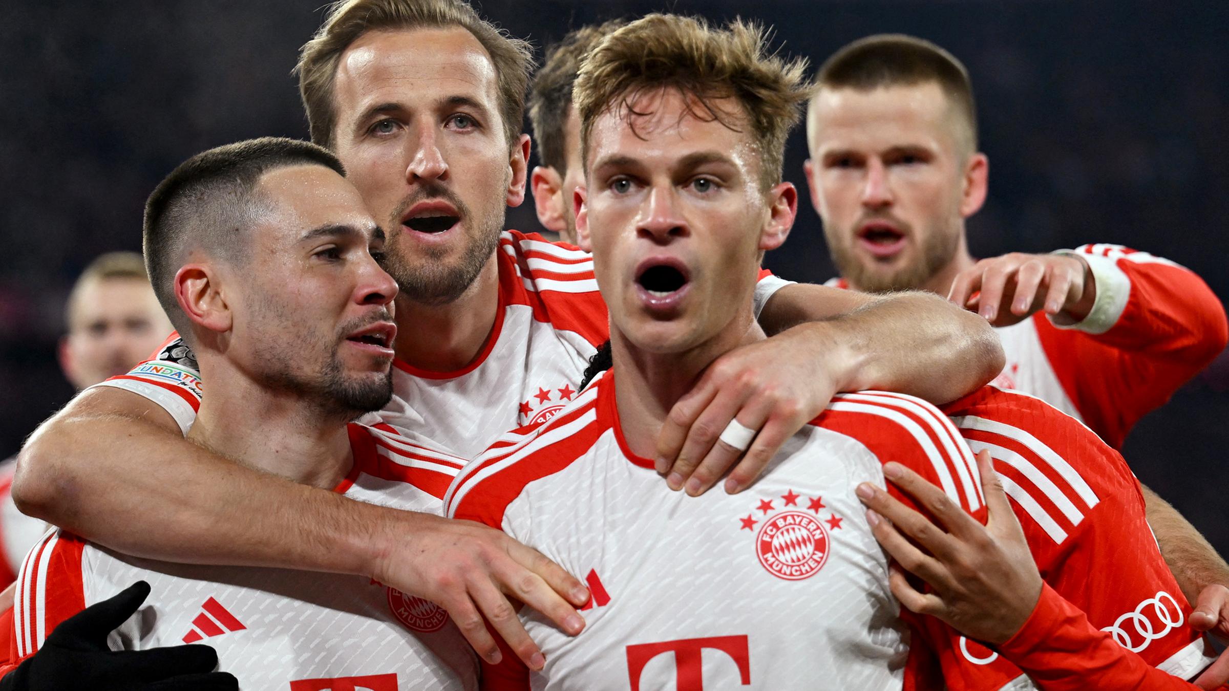 Bayern Münchens Joshua Kimmich feiert seinen ersten Treffer mit Raphael Guerreiro und Harry Kane.