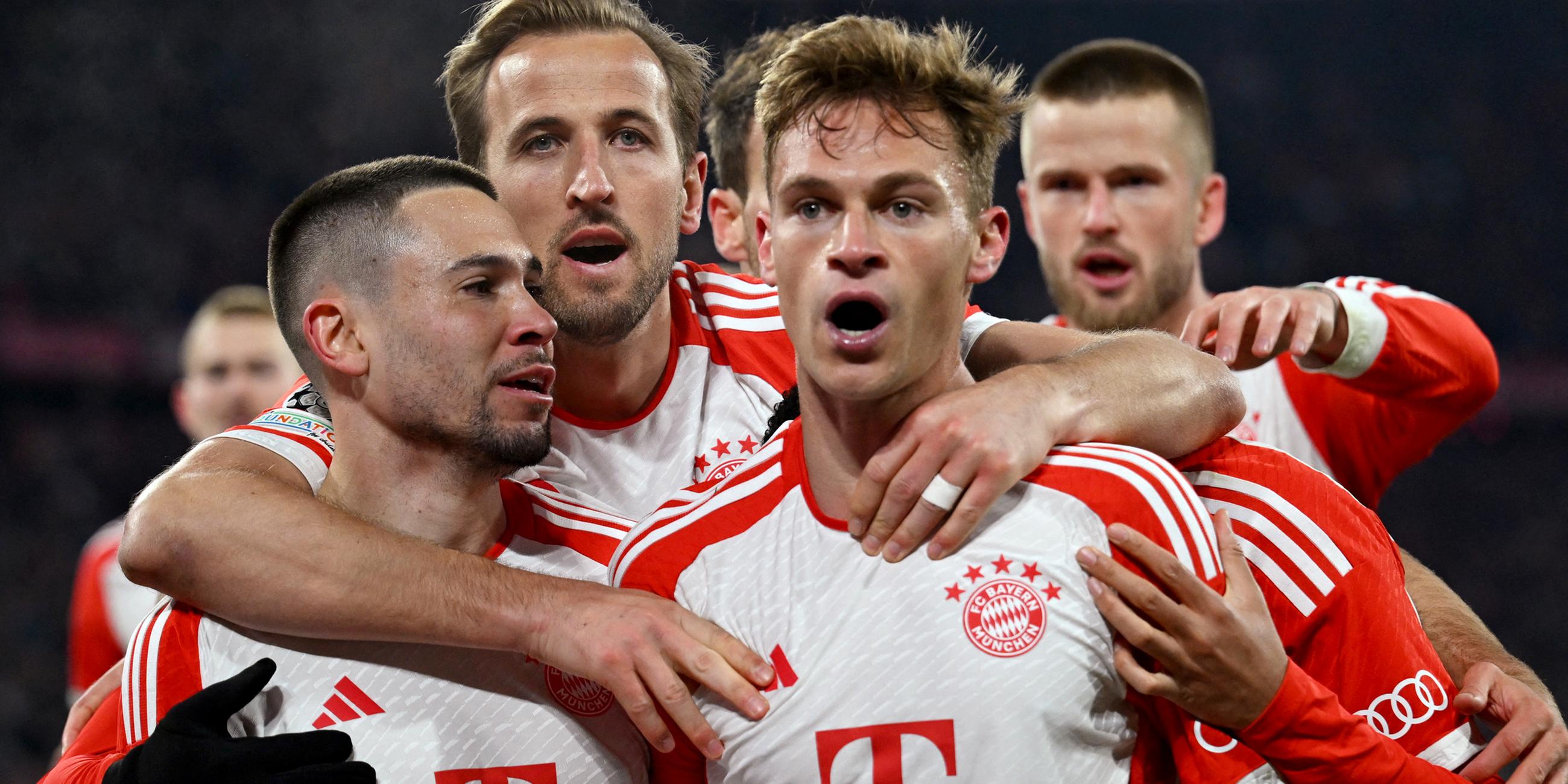 Bayern Münchens Joshua Kimmich feiert seinen ersten Treffer mit Raphael Guerreiro und Harry Kane.