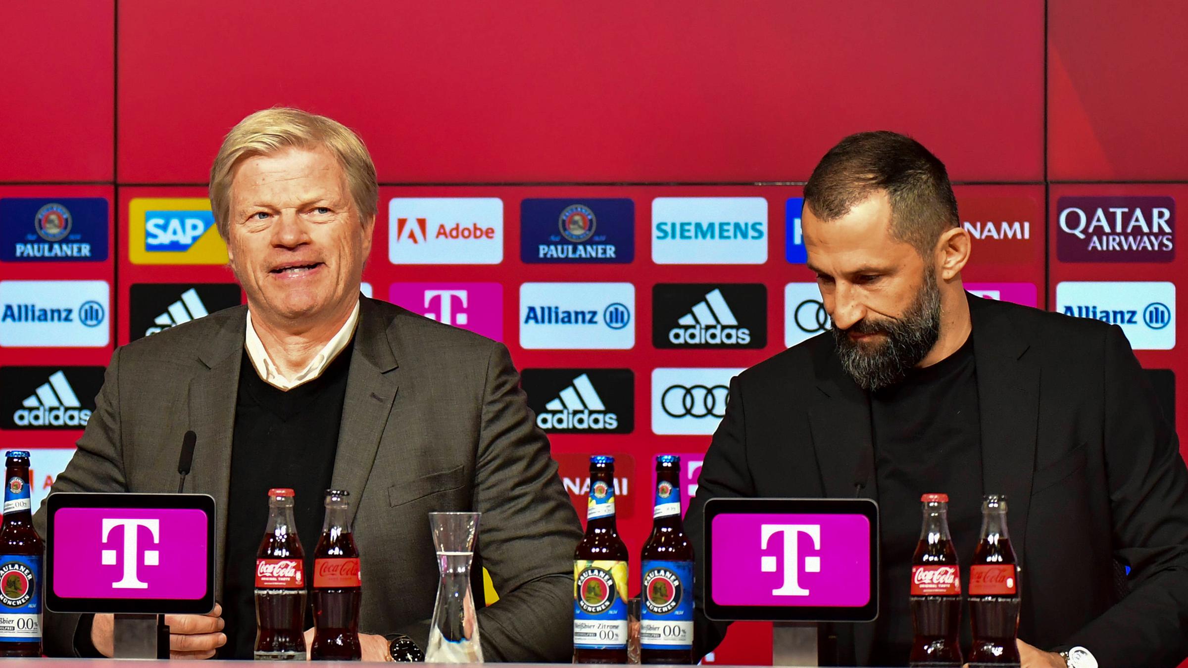 25.03.2023, München: Vorstandsmitglied Oliver Kahn (l.) und Sportdirektor Hasan Salihamidzic bei der Pressekonferenz des FC Bayern München