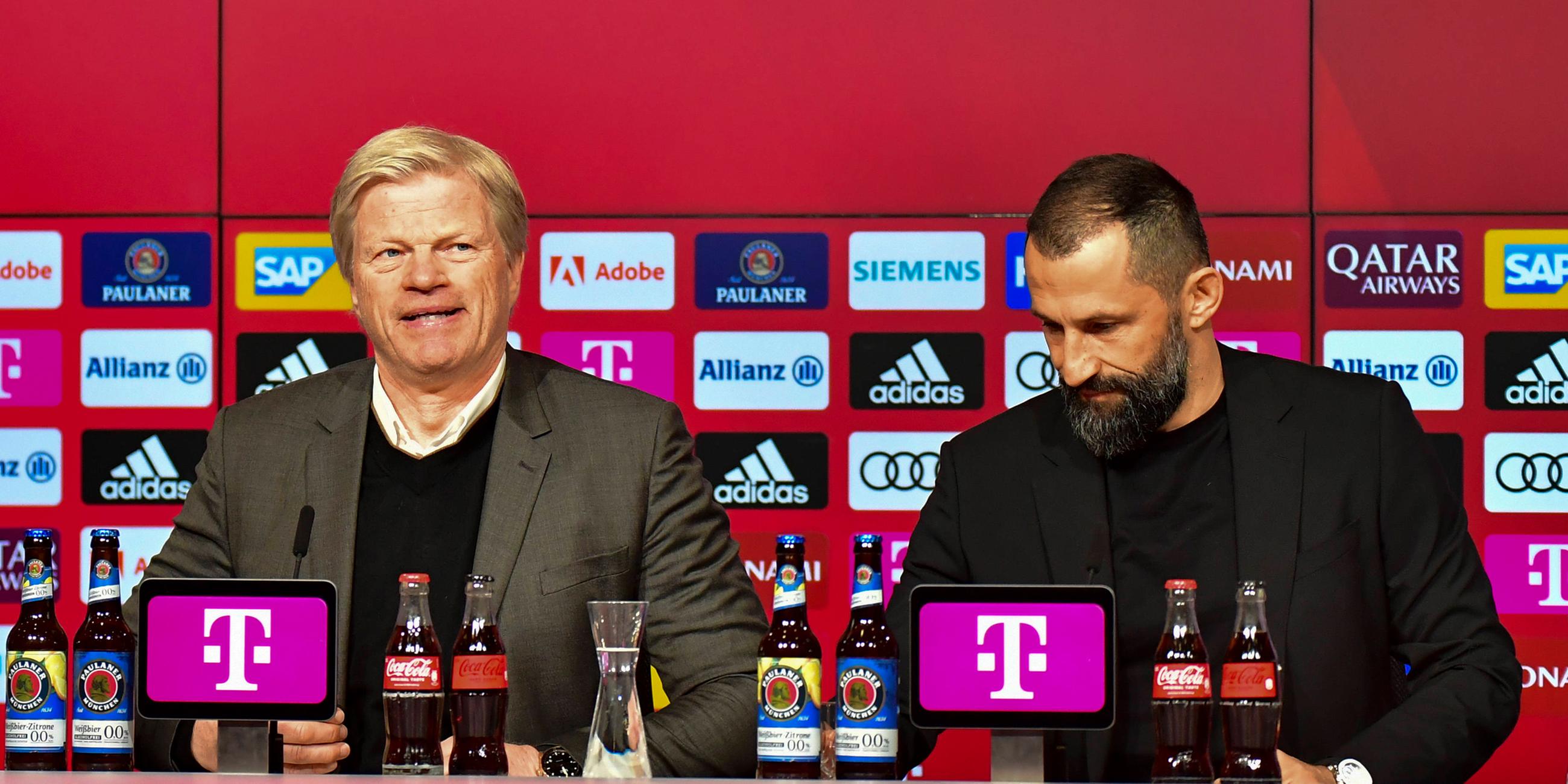 25.03.2023, München: Vorstandsmitglied Oliver Kahn (l.) und Sportdirektor Hasan Salihamidzic bei der Pressekonferenz des FC Bayern München