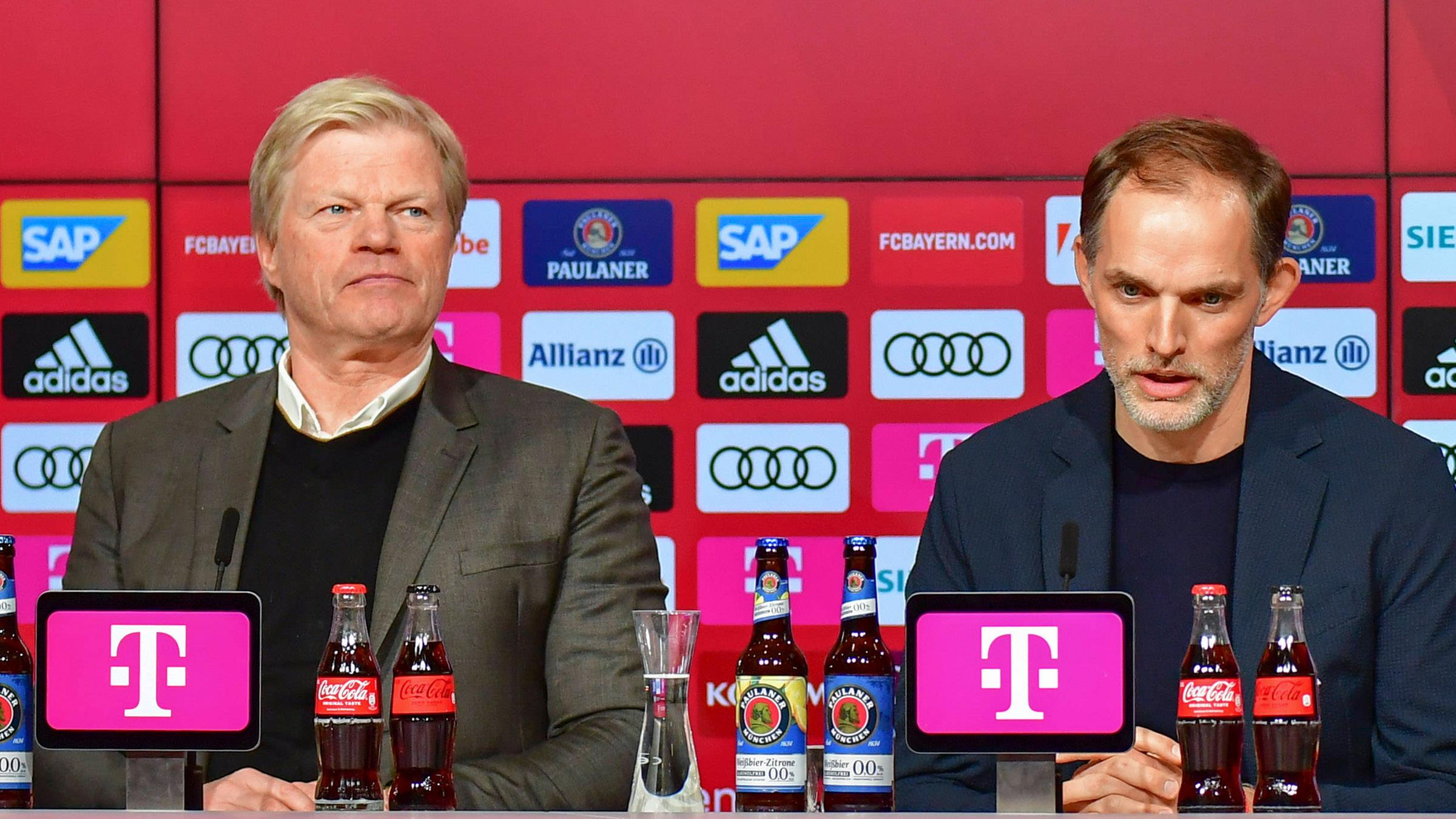 25.03.2023, München: Oliver Kahn (l.) und Thomas Tuchel bei der Pressekonferenz des FC Bayern München