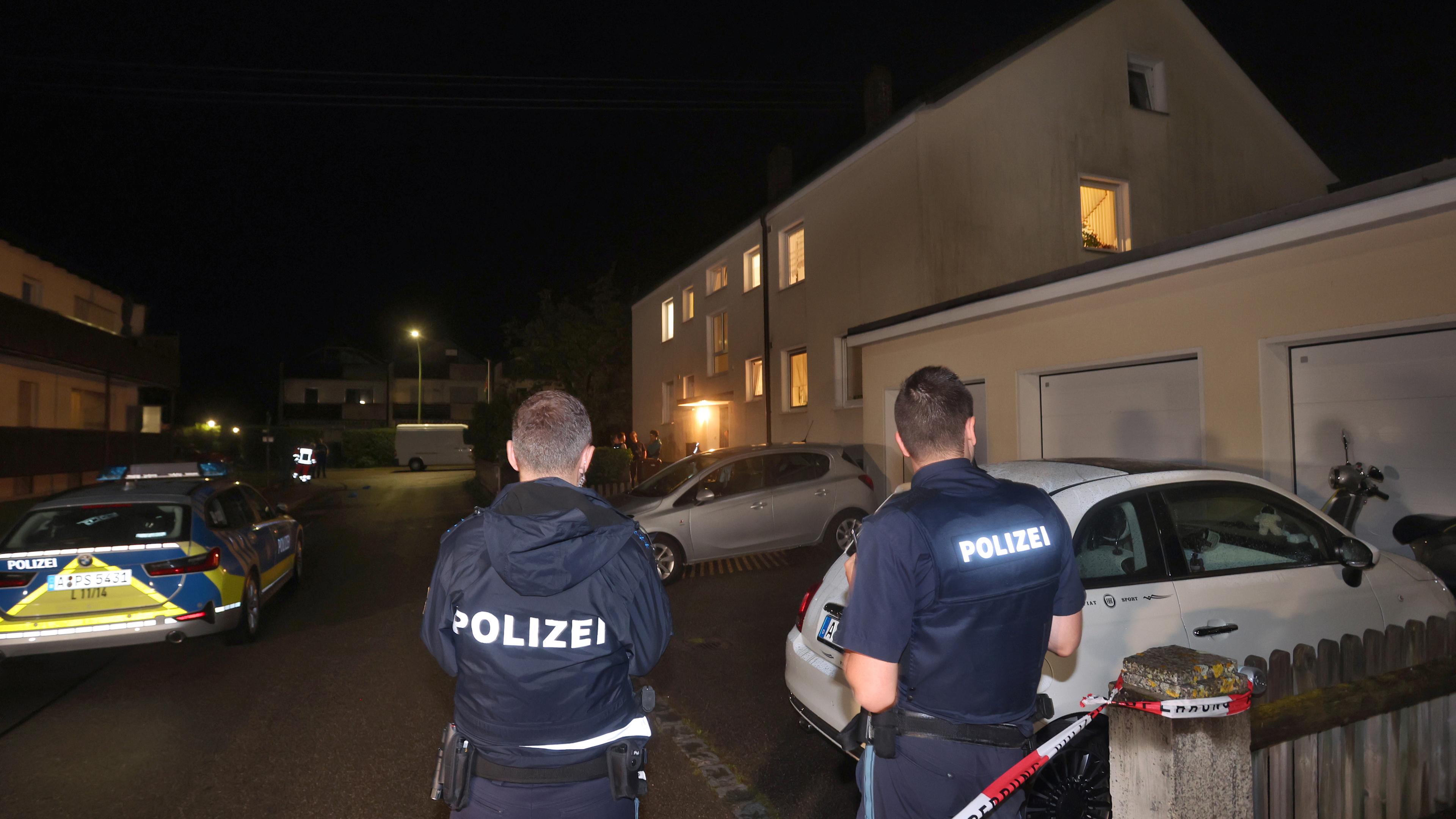 Bayern, Langweid: Polizisten stehen vor einem Haus, in dem drei Menschen erschossen wurden. 