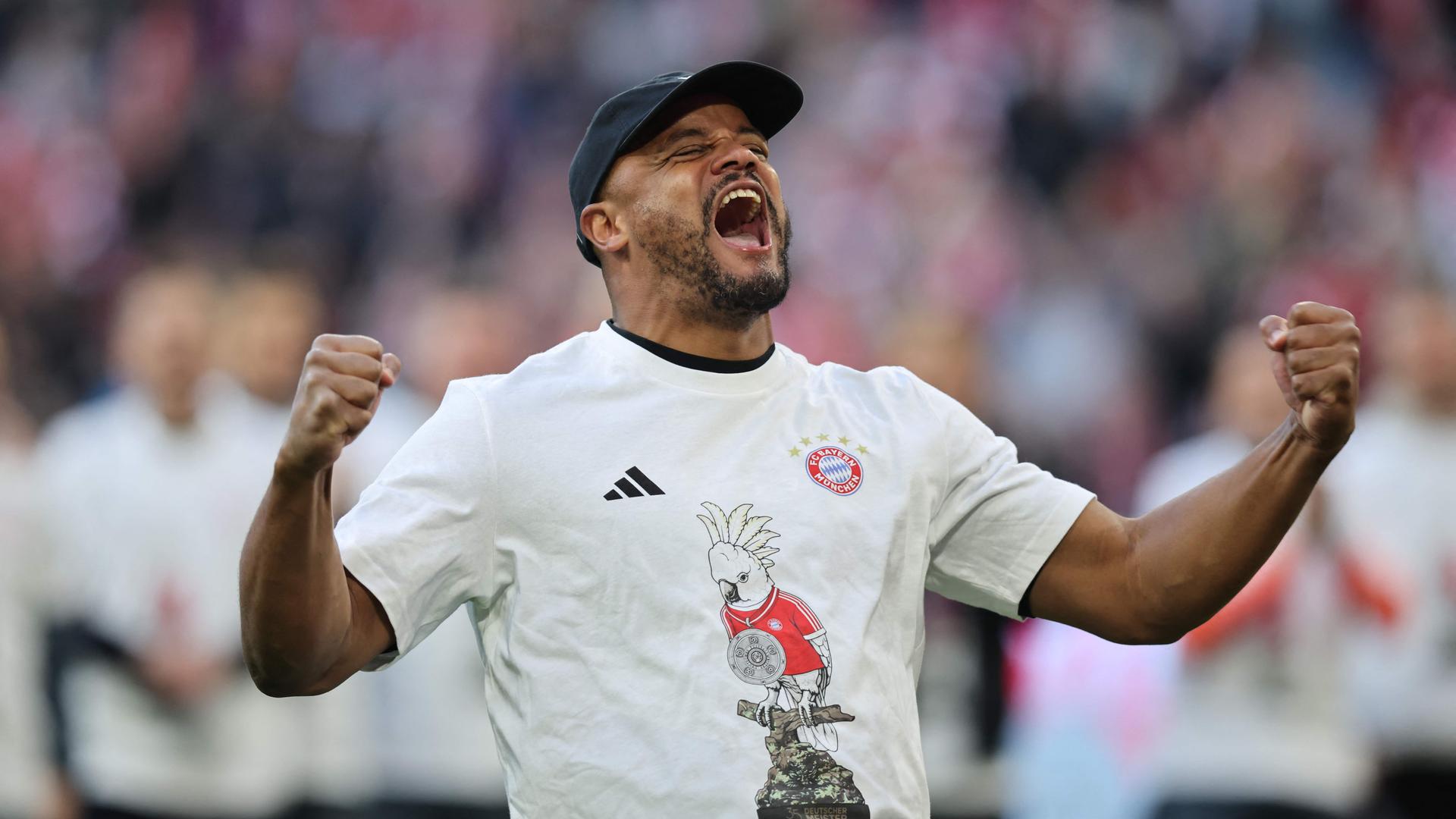 Der belgische Cheftrainer Vincent Kompany (FC Bayern München) feiert nach dem Bundesliga-Spiel gegen den VfB Stuttgart.