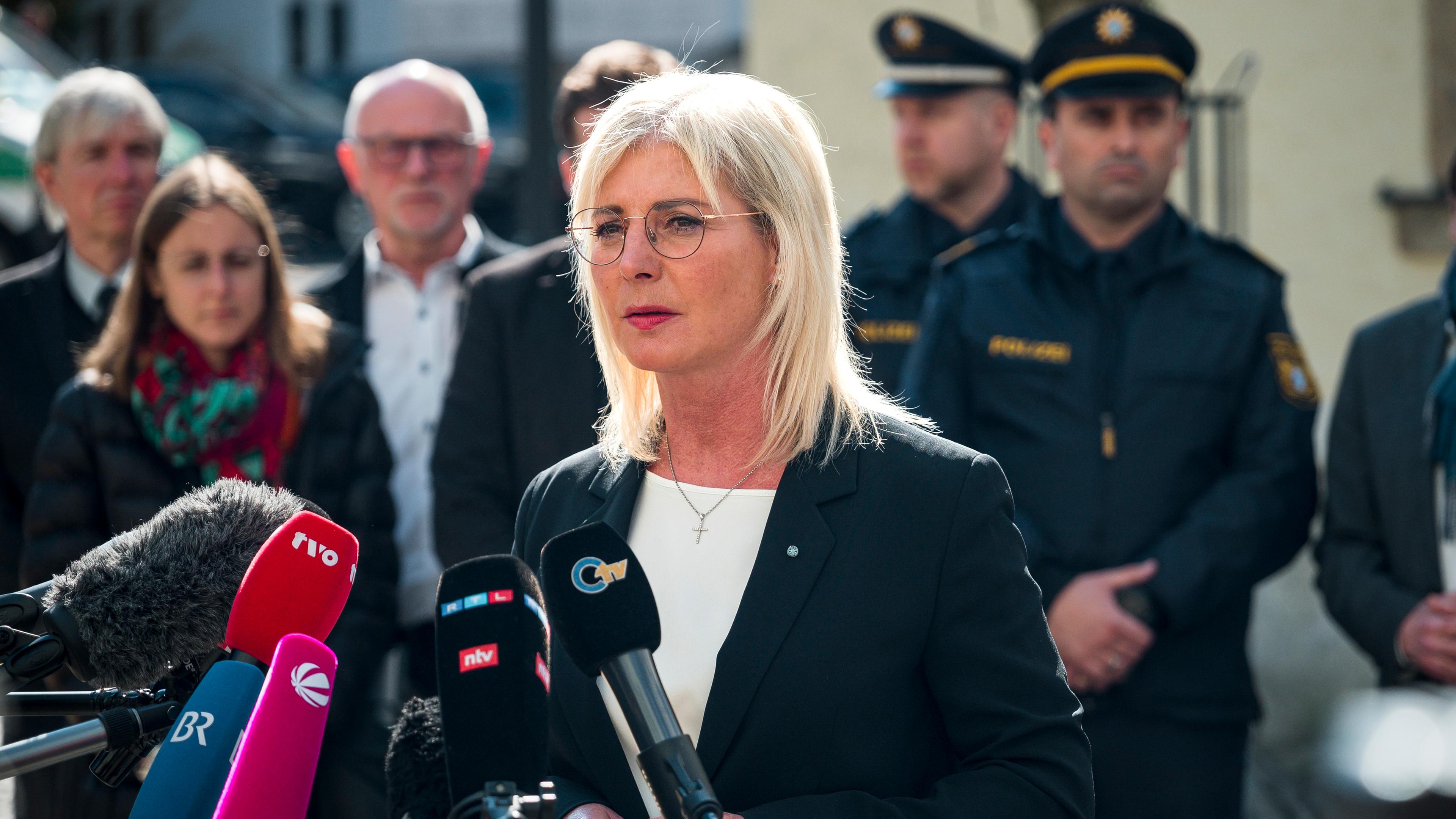 Bayern, Wunsiedel: Ulrike Scharf (M, CSU), Staatsministerin für Familie, Arbeit und Soziales, im Interview mit den Medienvertretern. 