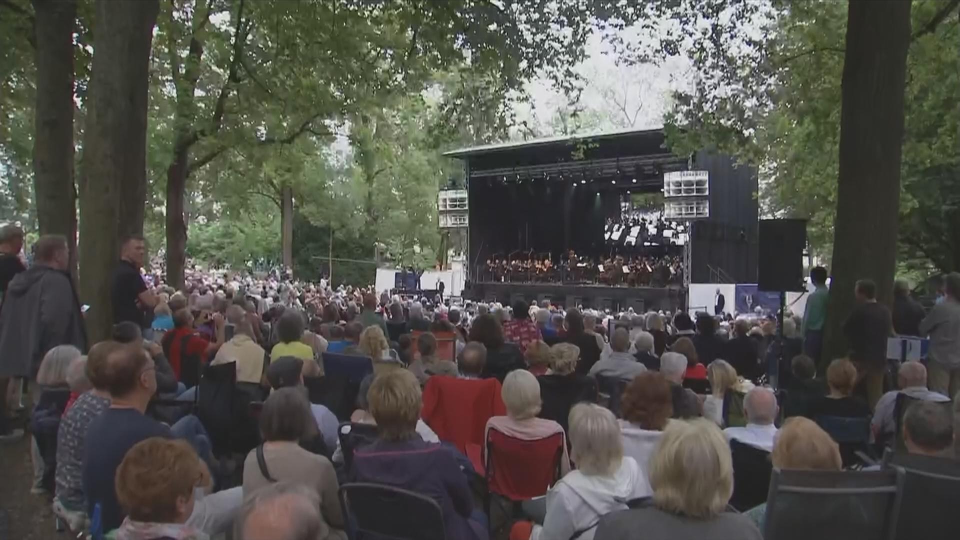 Bühne mit Publikum beim Open Air der Bayreuther Festspiele