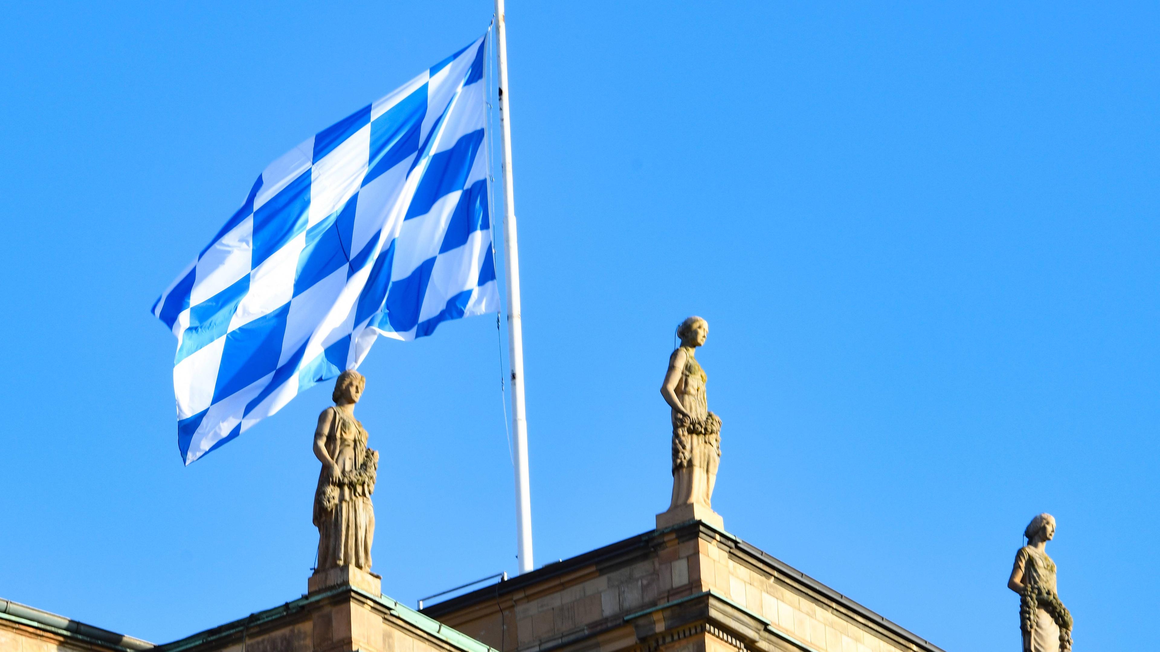 Die Bayrische Fahne weht auf dem Maximilianeum in München