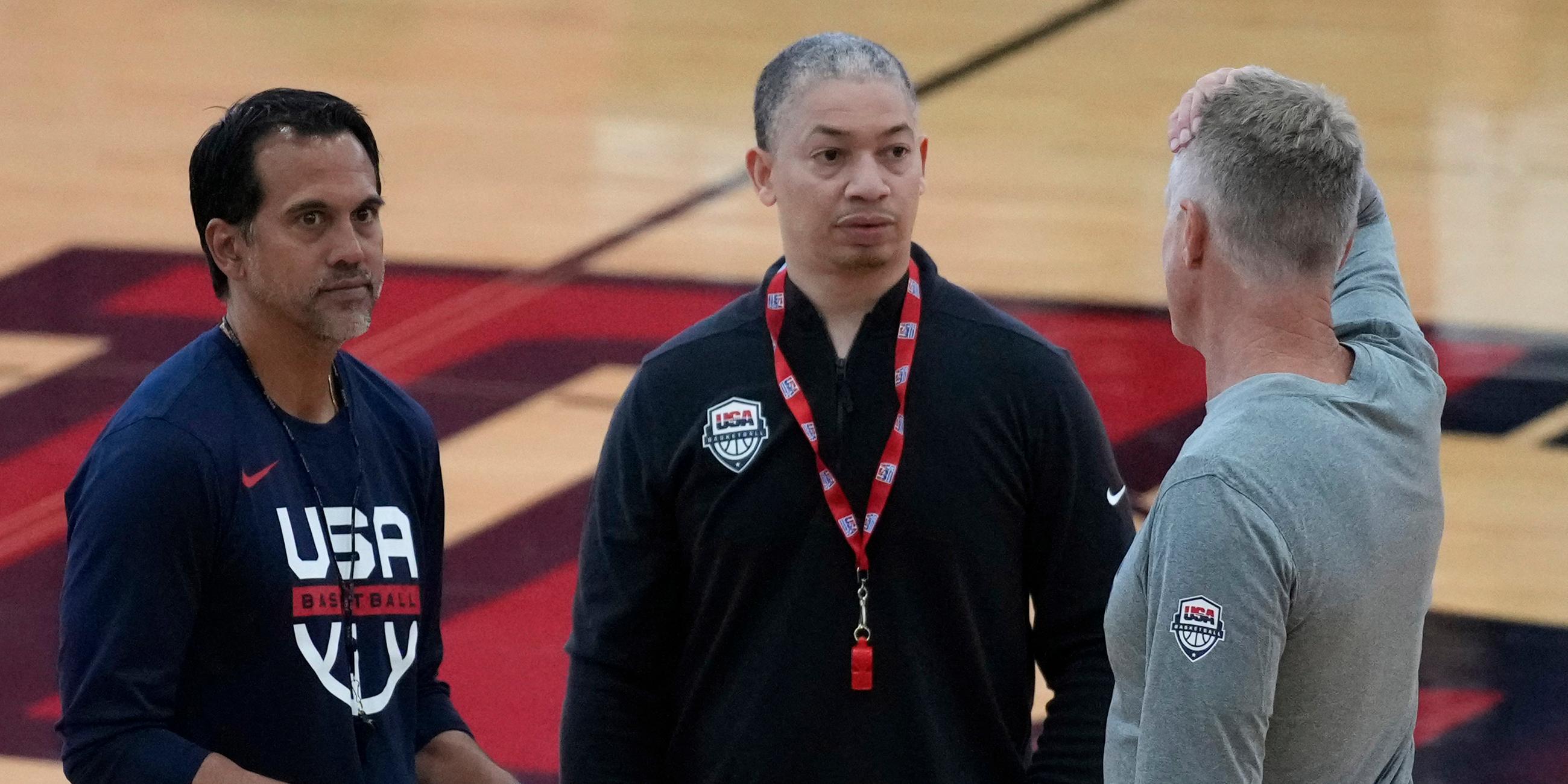Die US-Coaches Erik Spoelstra (Miami Heat), Tyronn Lue (Los Angeles Clippers) und Headcoach Steve Kerr (Golden State Warriors) besprechen sich