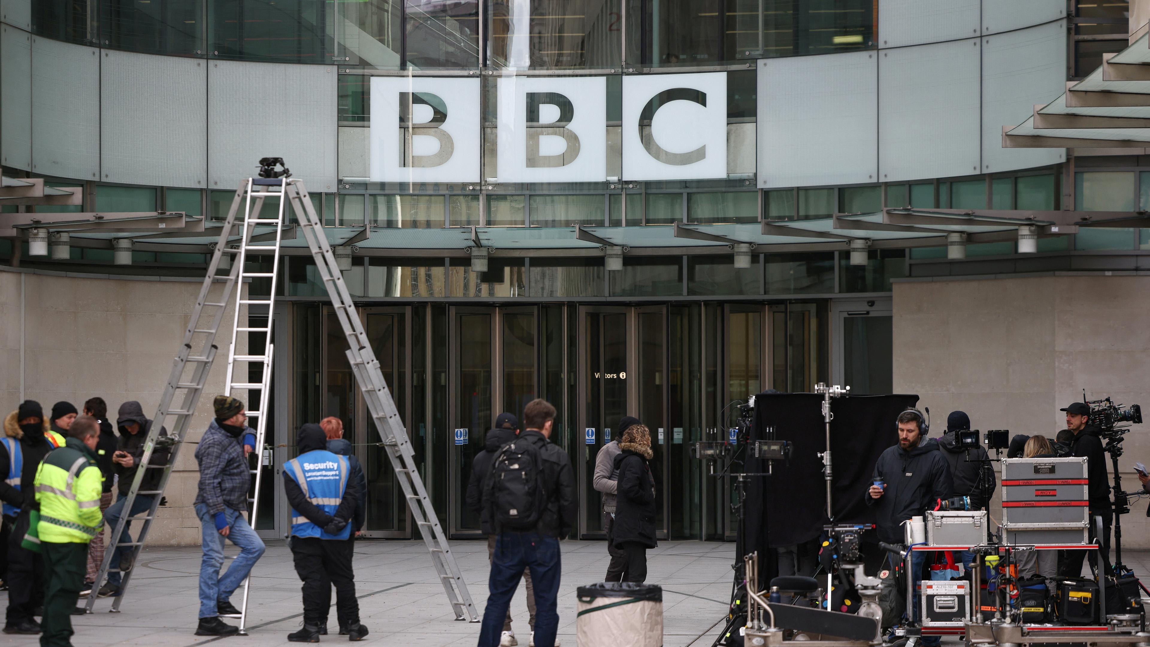 Journalisten stehen vor dem BBC-Gebäude in London 