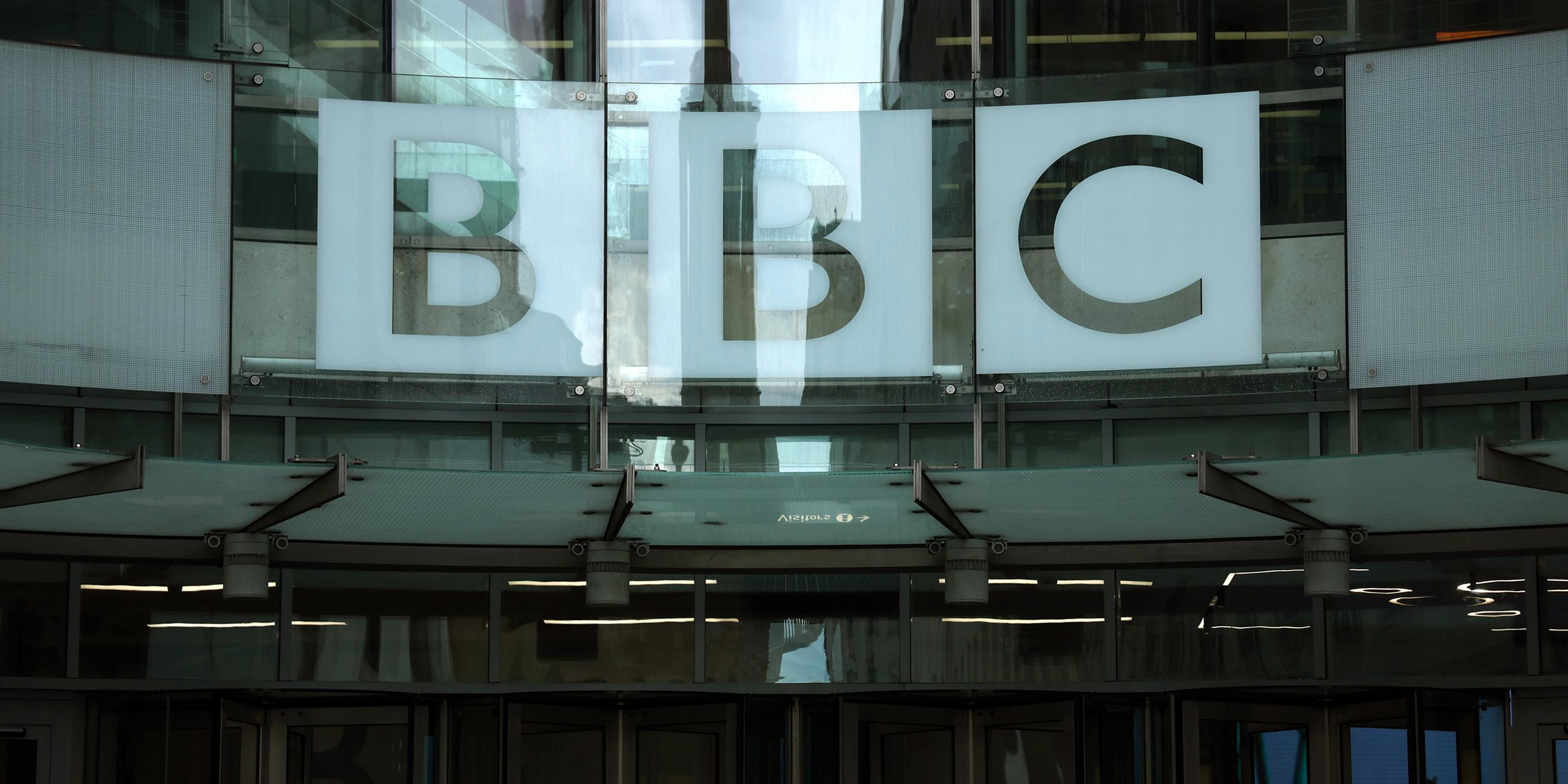 Hauptsitz mit Logo der BBC in London