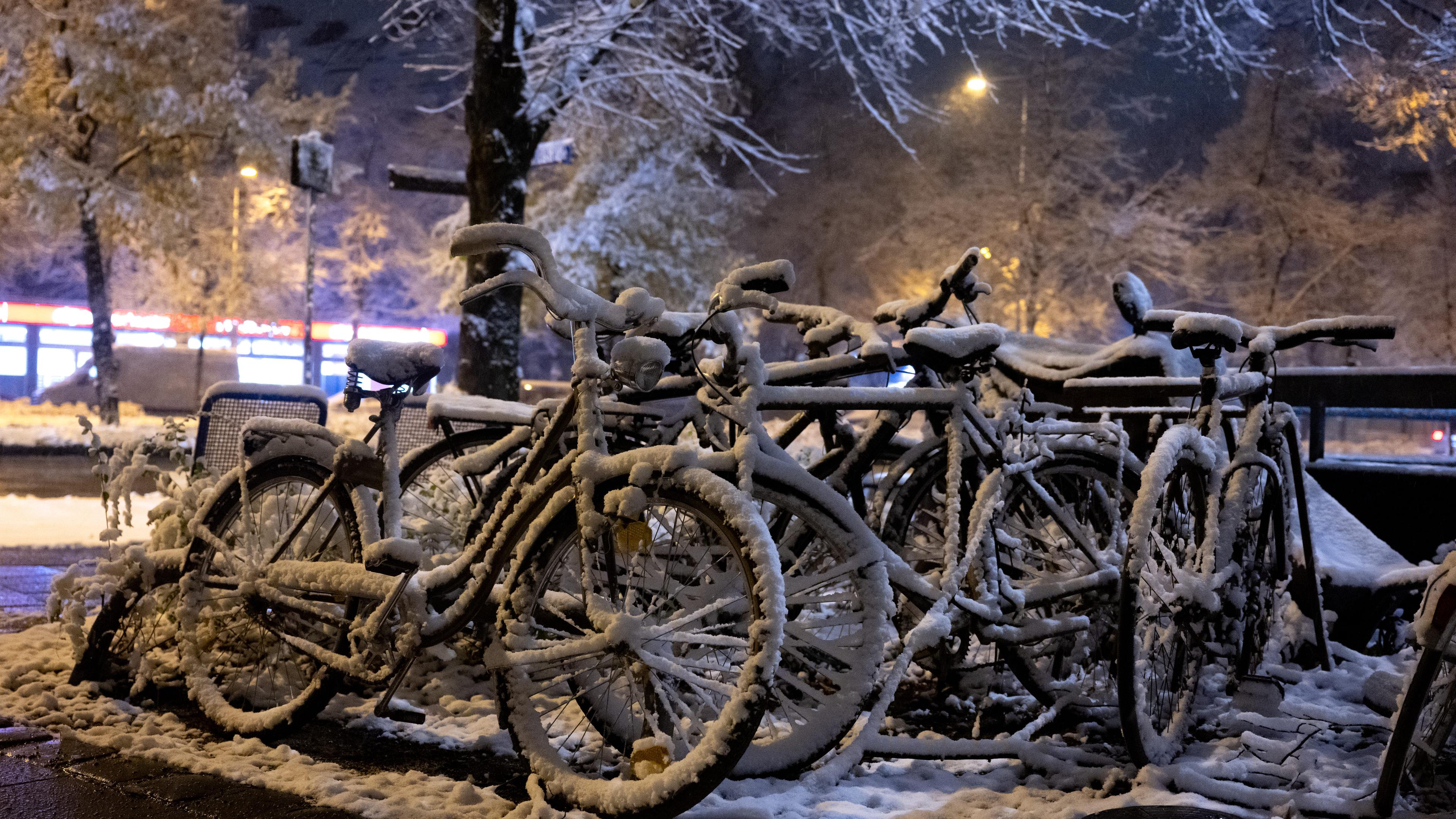 Verschneite Fahrräder