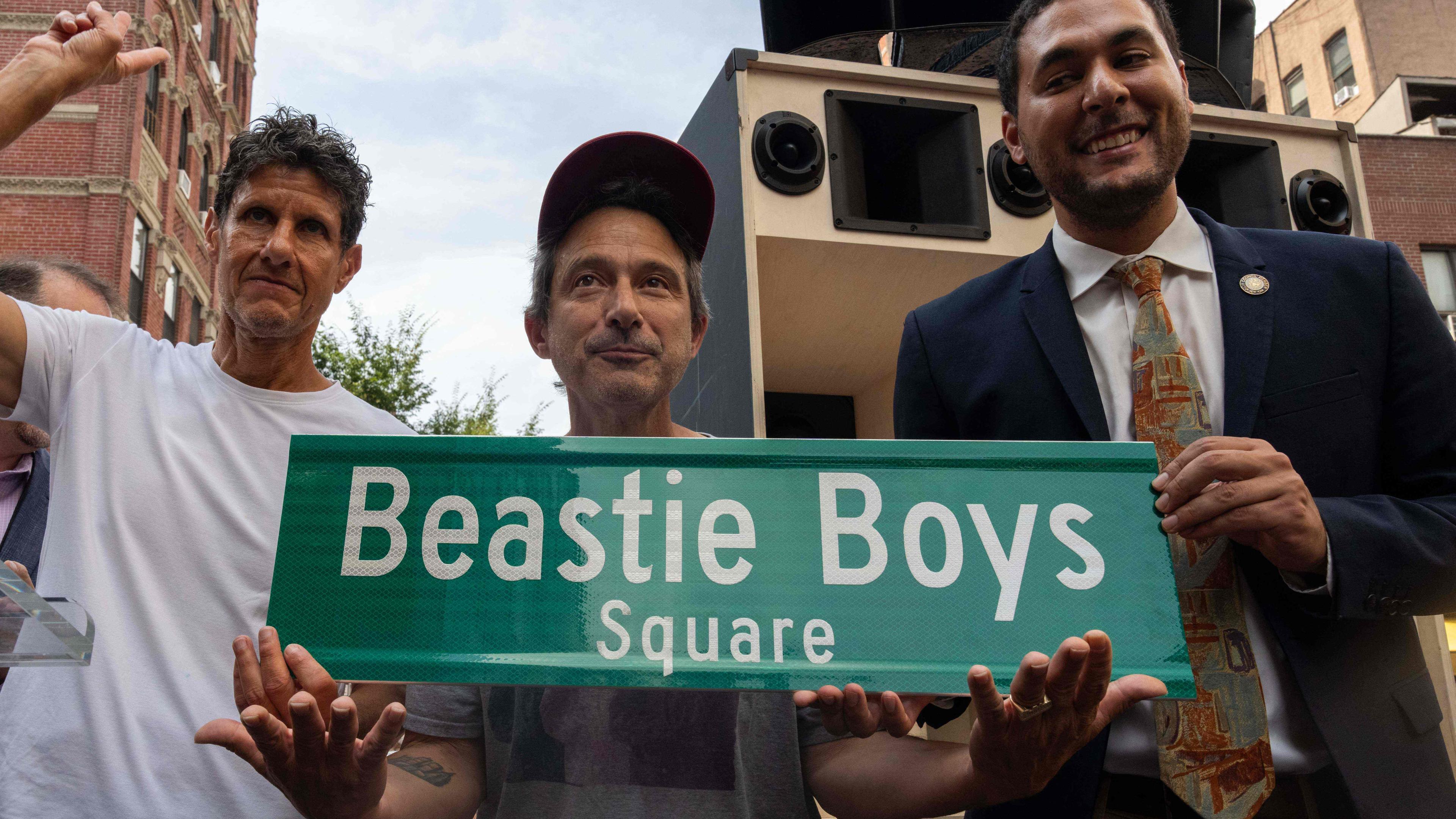 Adam Horowitz und Michael Diamond von der Hip-Hop-Band Beastie Boys enthüllen zusammen mit dem New Yorker Stadtrat Christopher Marte den "Beastie Boys Square" in Manhattan.