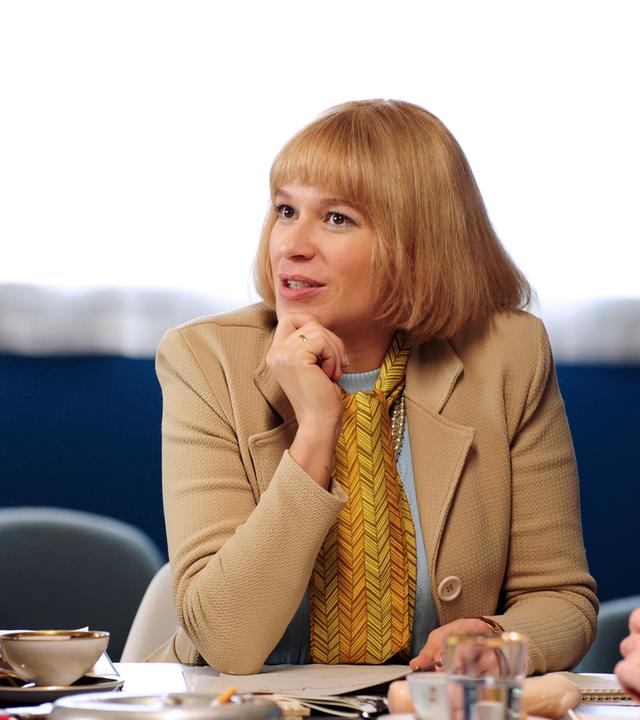 Beate (Franka Potente) hat ihre Firma vergrößert und hält eine Mitarbeiterbesprechung ab.