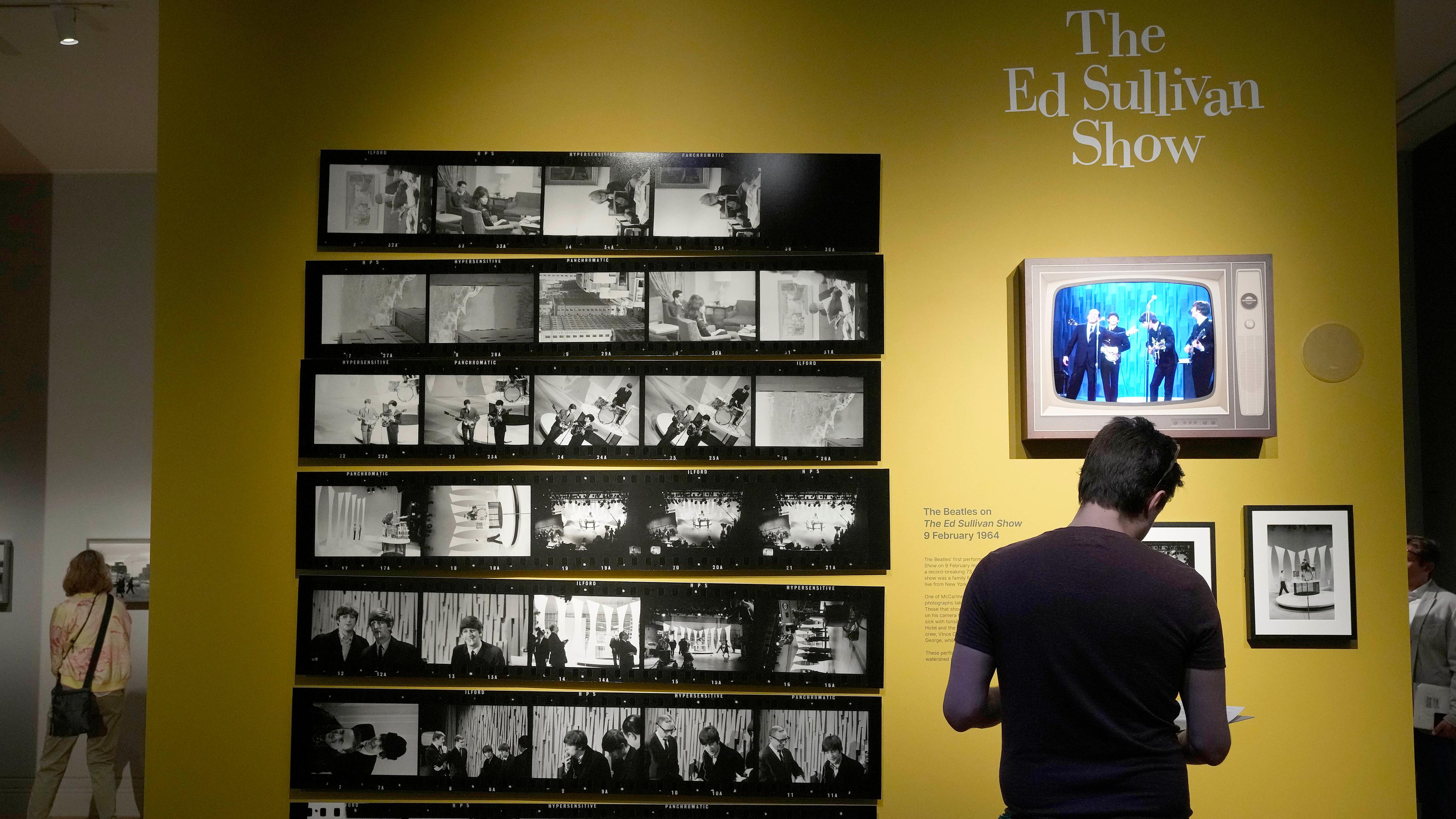  Ein Besucher betrachtet Fotos während einer Vorschau der Ausstellung «Paul McCartney Photographs 1963-64: Eyes of the Storm» in der National Portrait Gallery.
