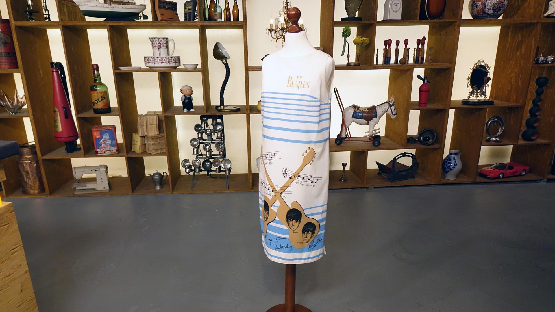 Kleid mit "Beatles"-Motiven