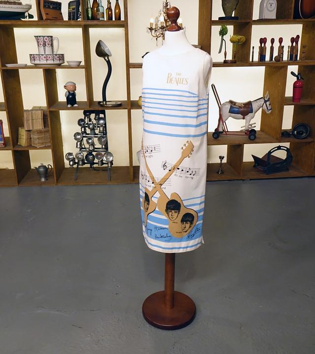 Kleid mit "Beatles"-Motiven